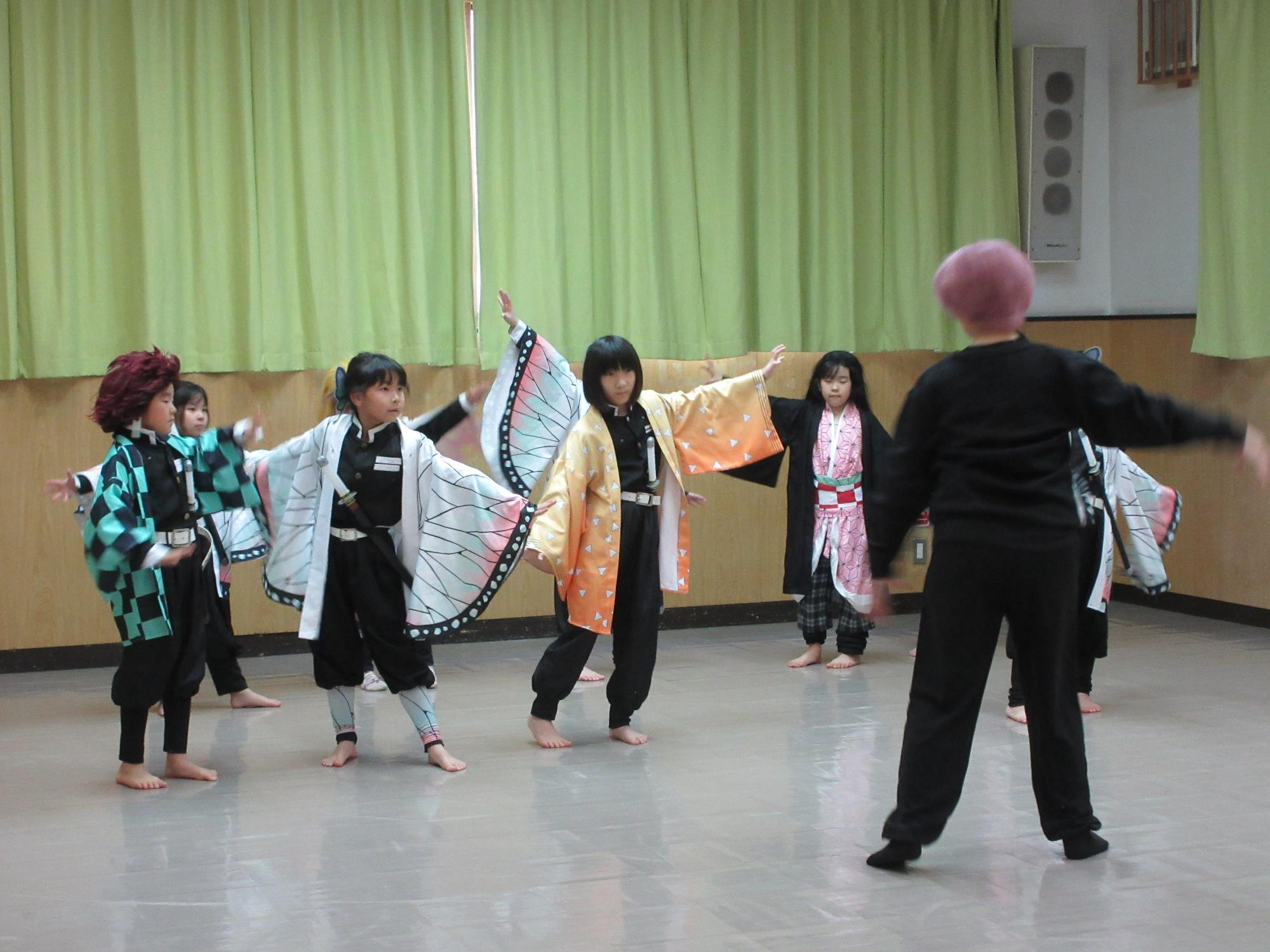 児童たちがダンスの練習をしている様子