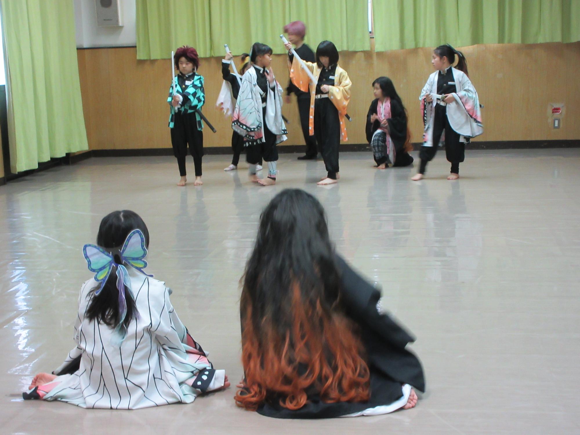 児童たちがダンスの練習をしている様子