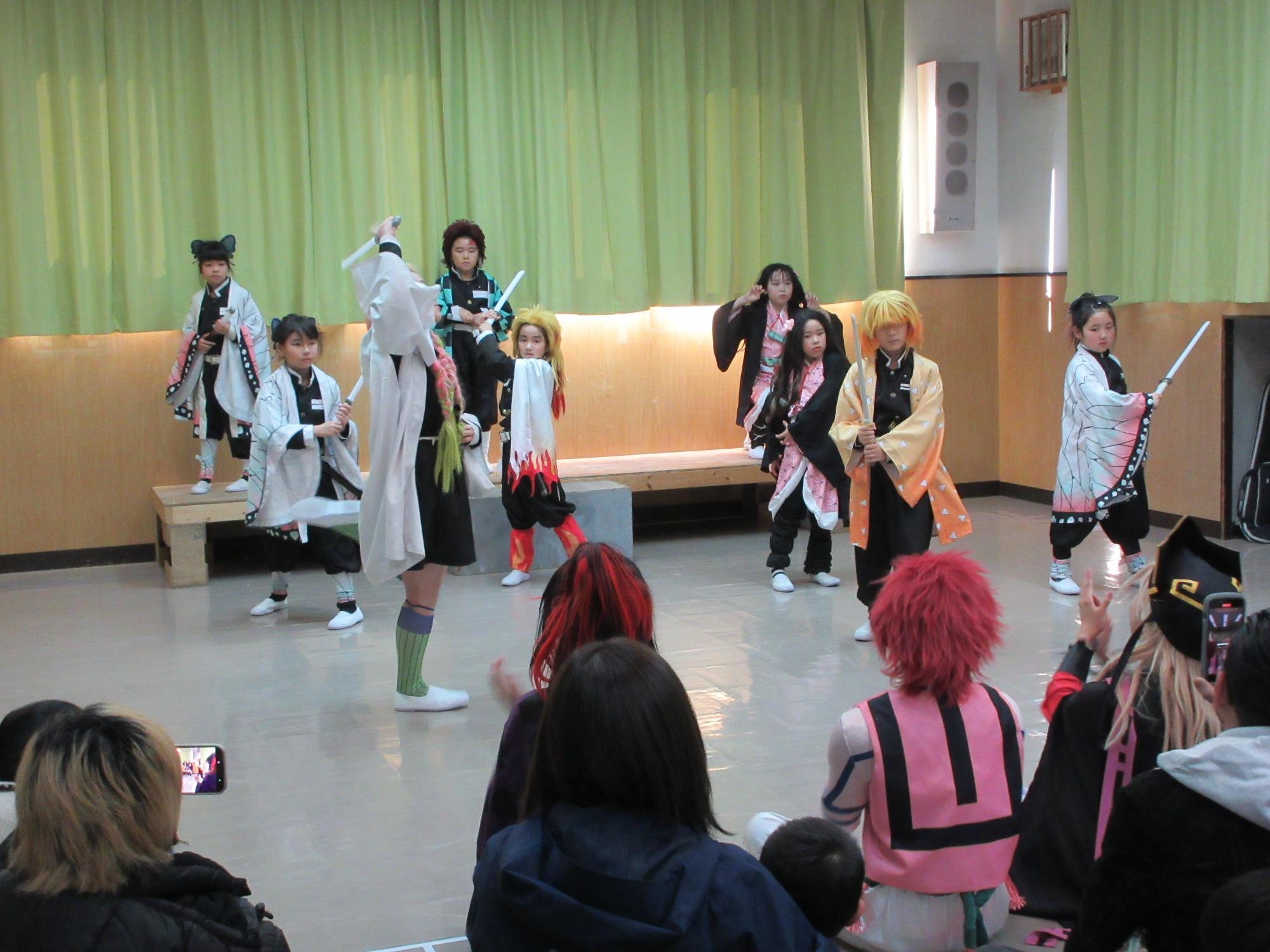 児童たちがダンスの発表をしている様子