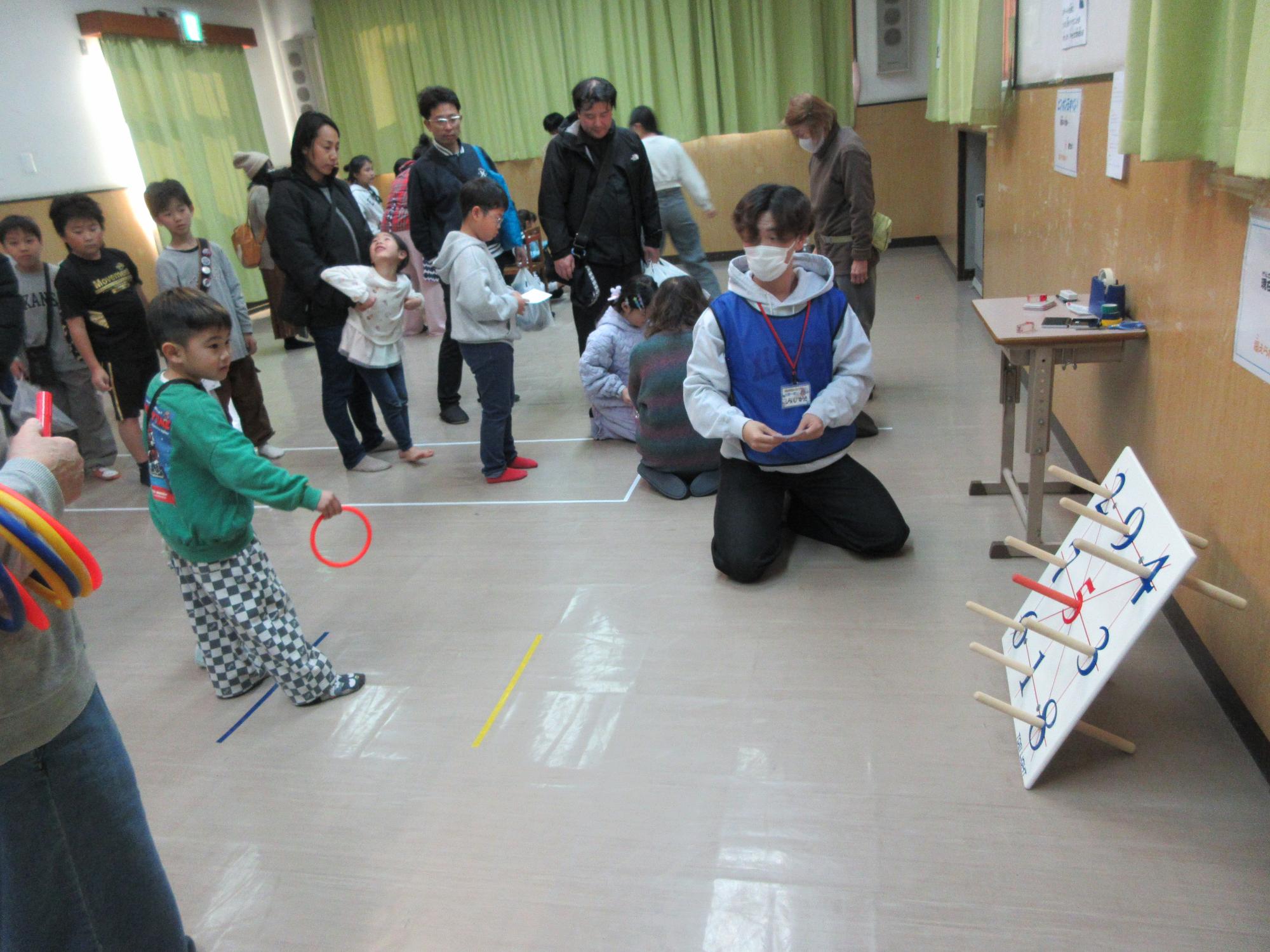 児童がわなげで遊んでいる様子