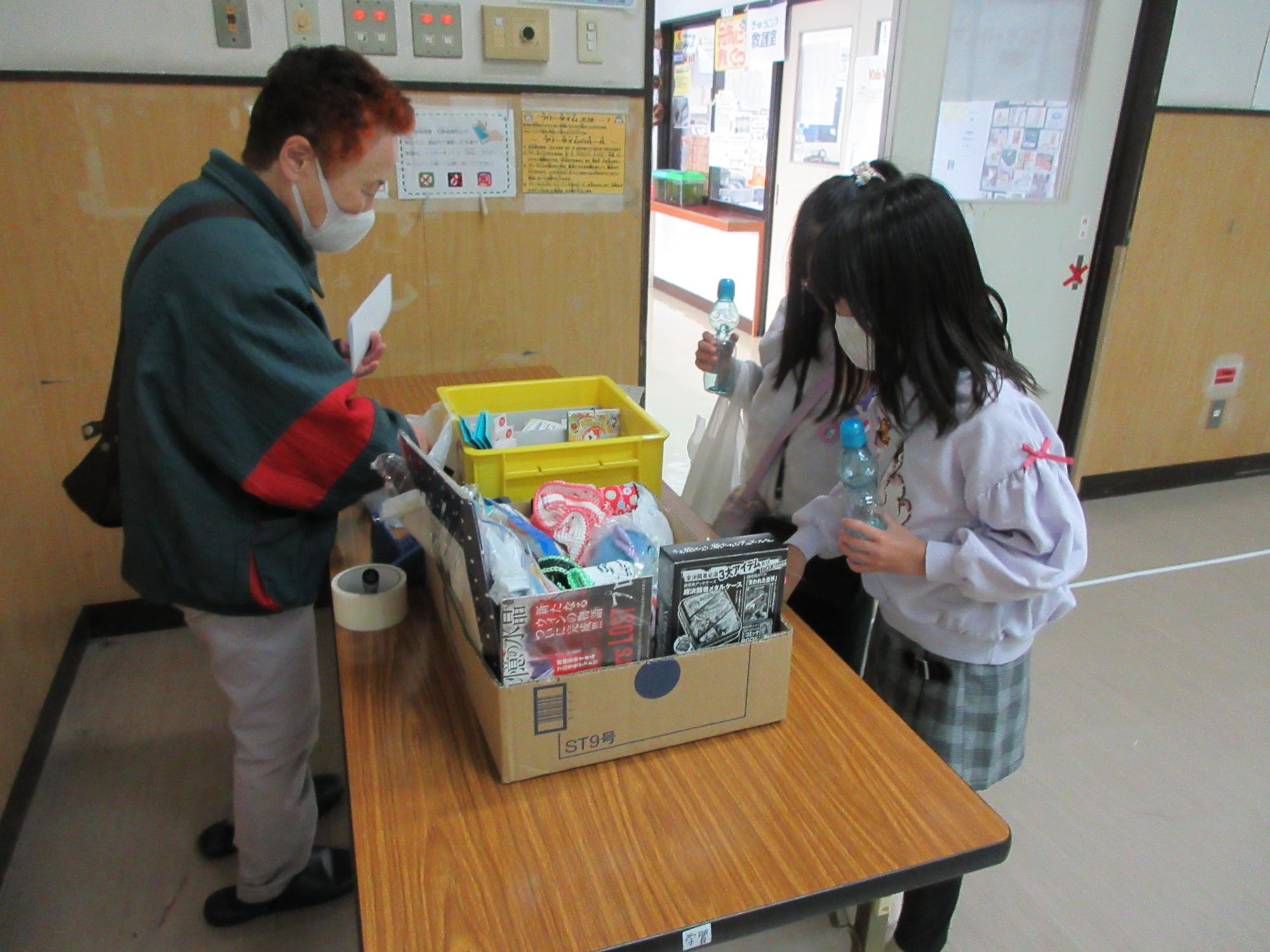 児童たちが景品を選んでる様子