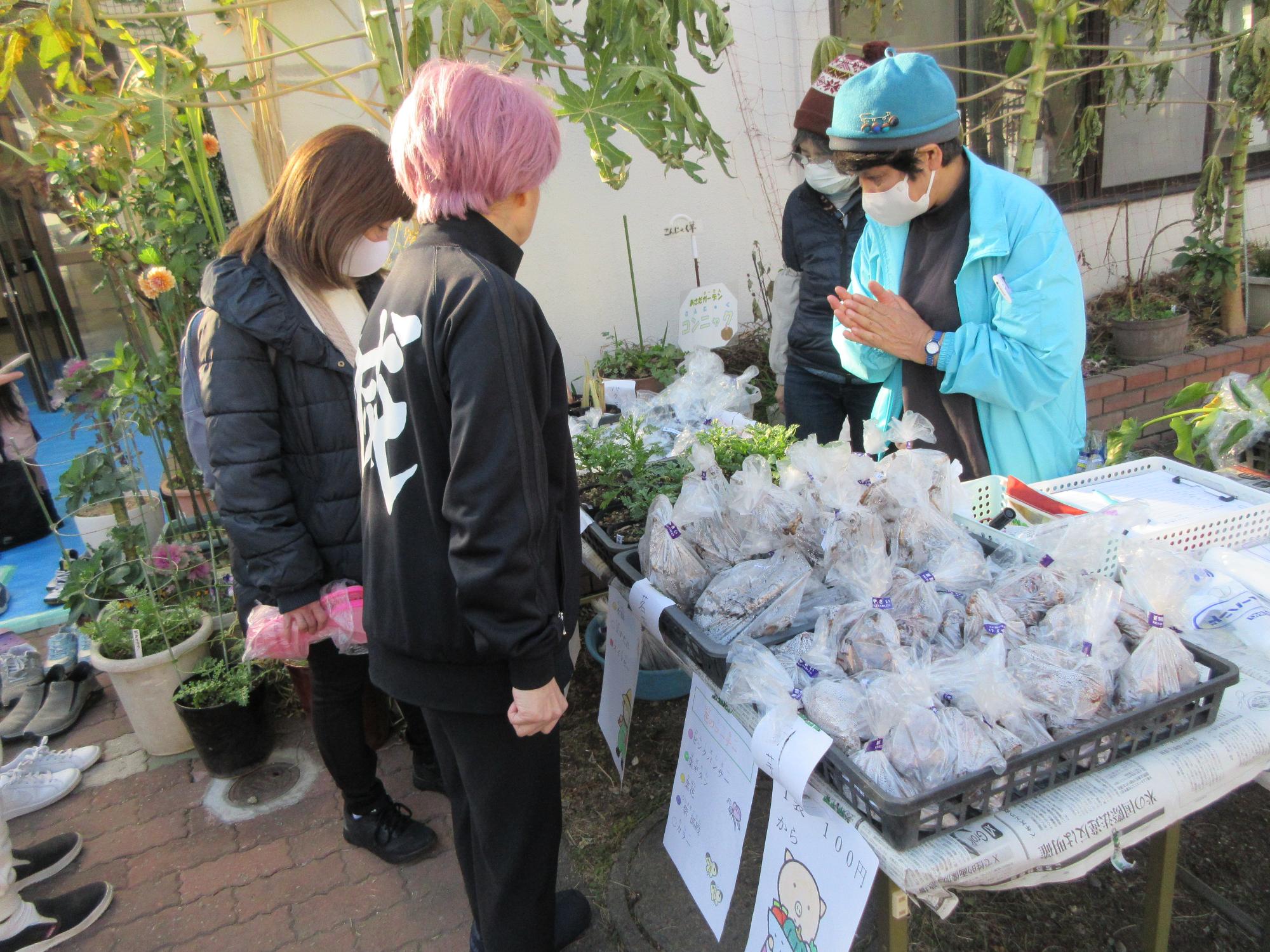 野菜販売をしている様子
