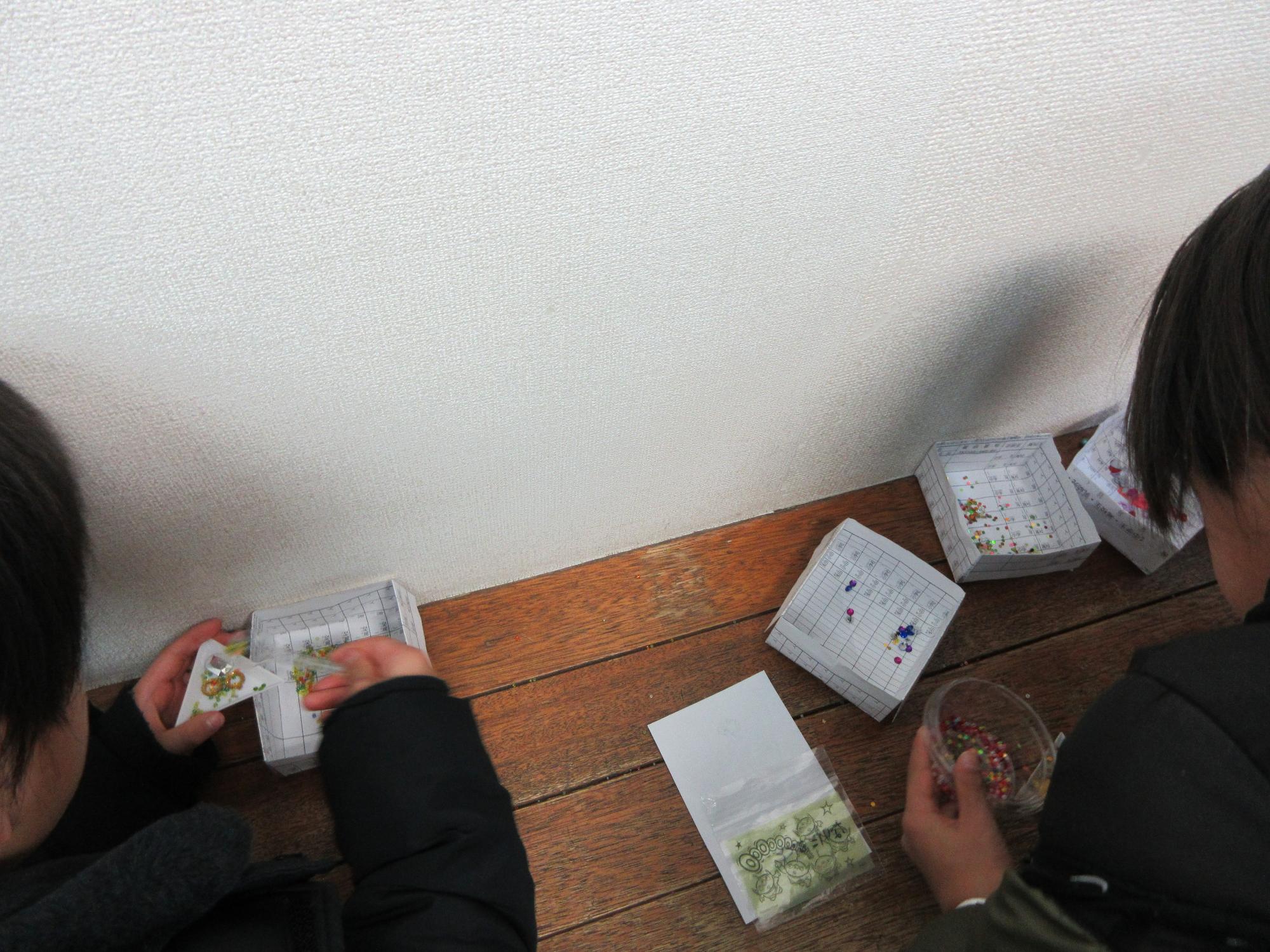 児童たちがビーズストラップ作りをしている様子