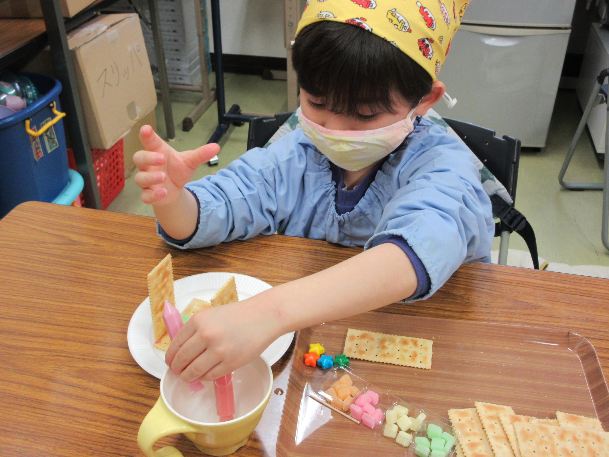 児童がおかしづくりをしている様子