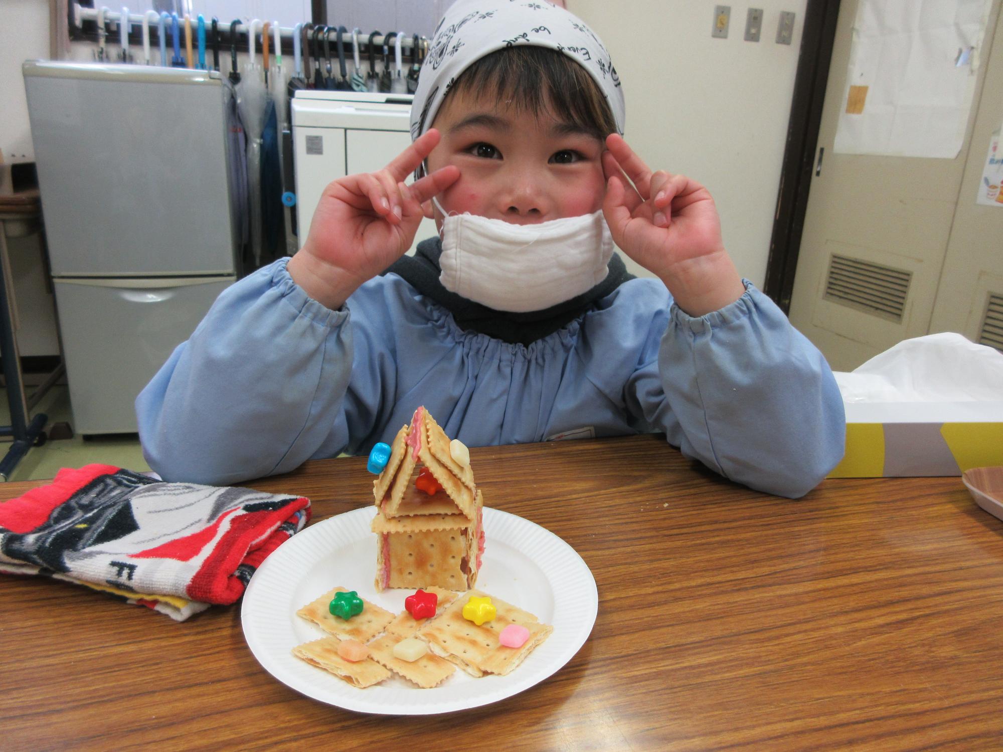 児童がピースをしている写真