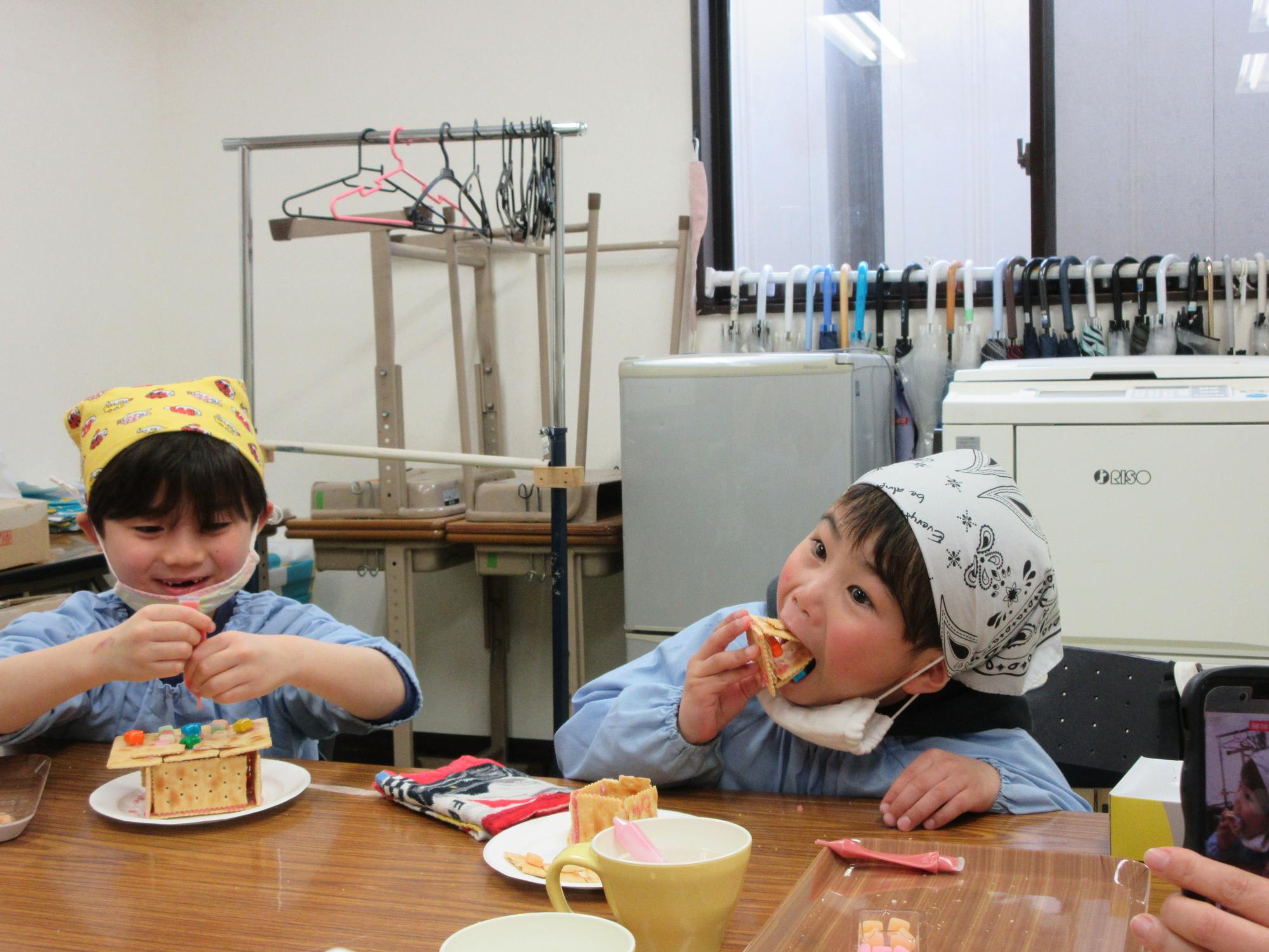 児童たちがお菓子を食べている様子