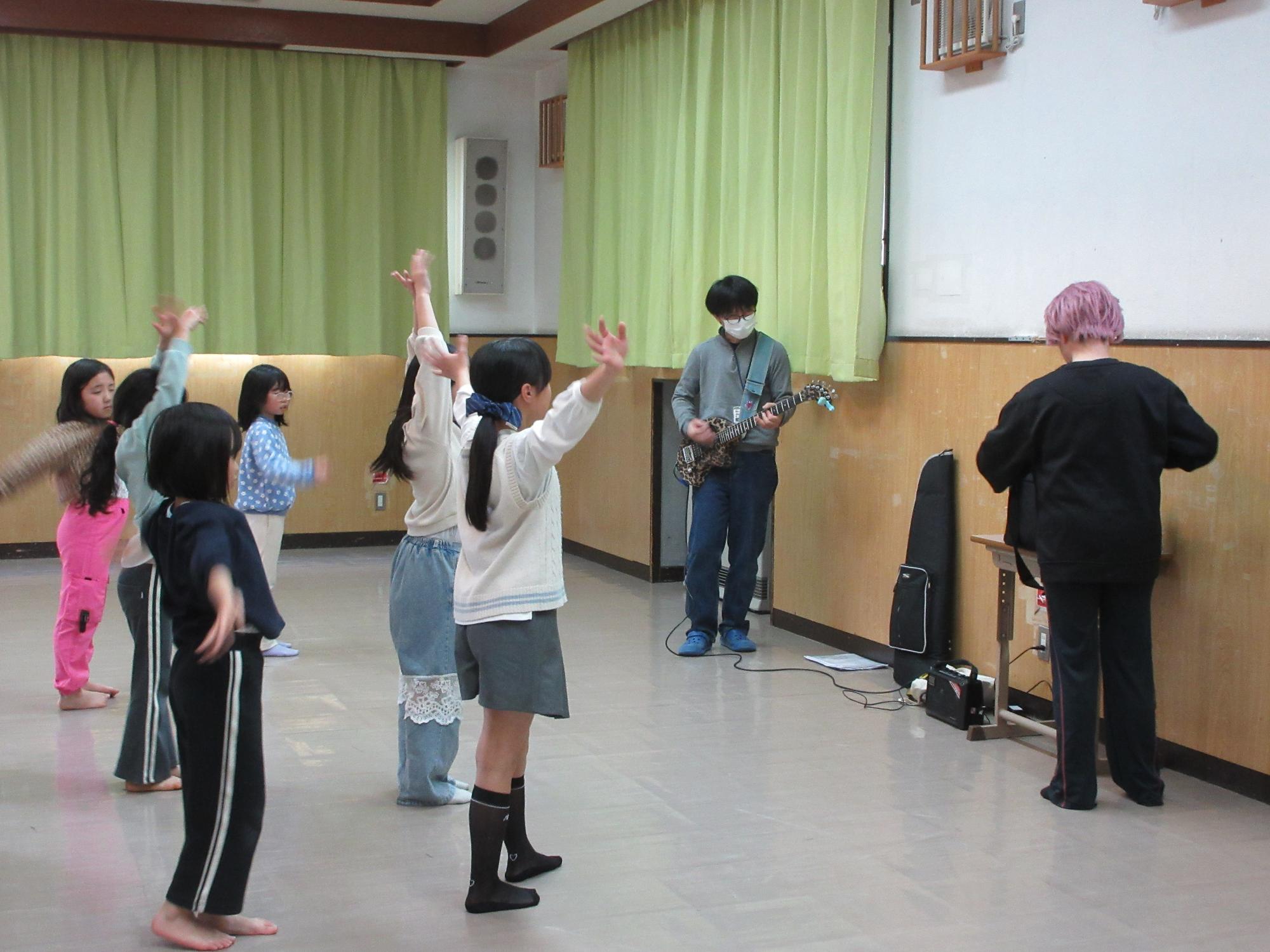 児童たちがダンスの練習をしている様子