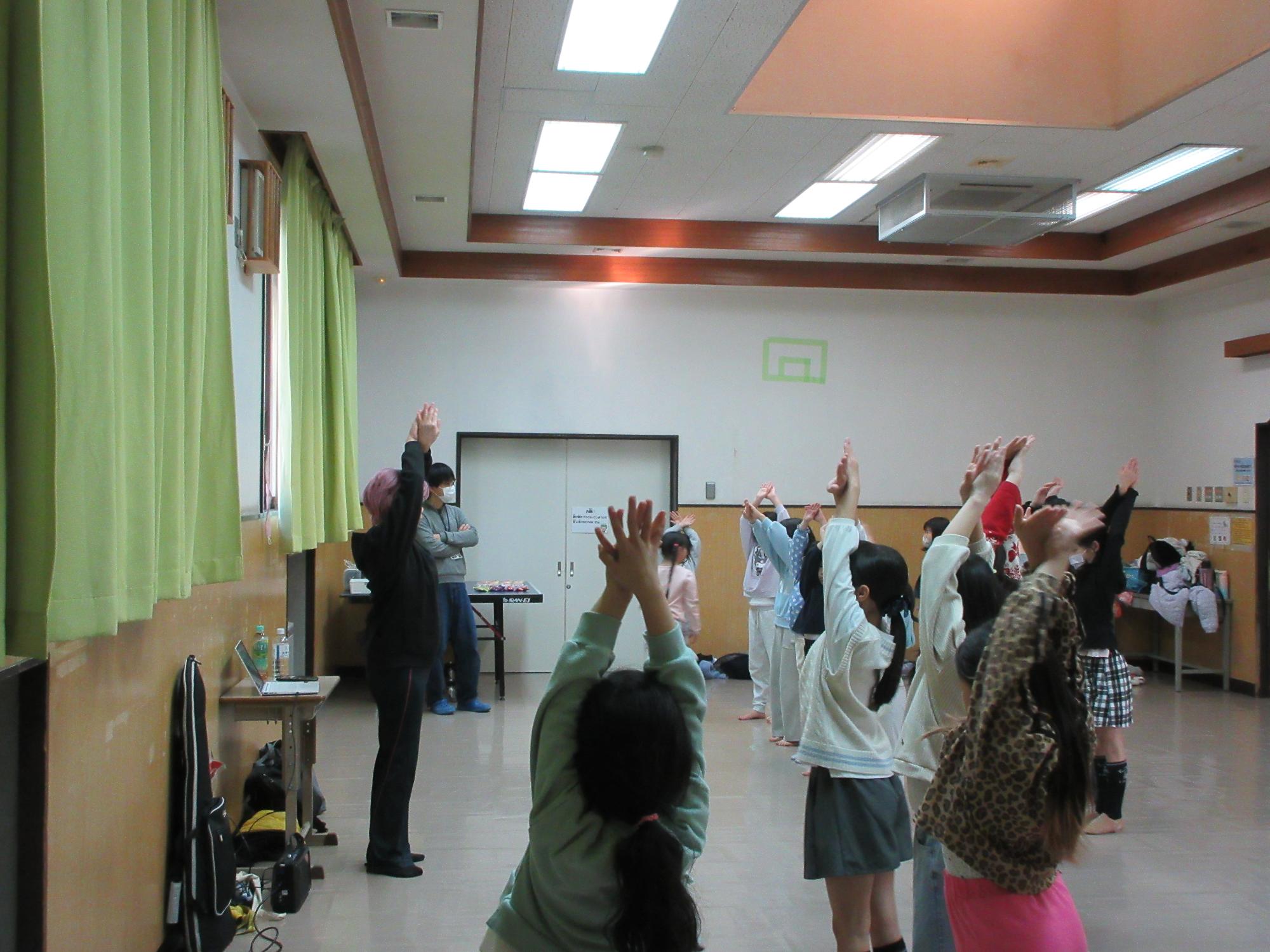 児童たちがダンスの練習をしている様子