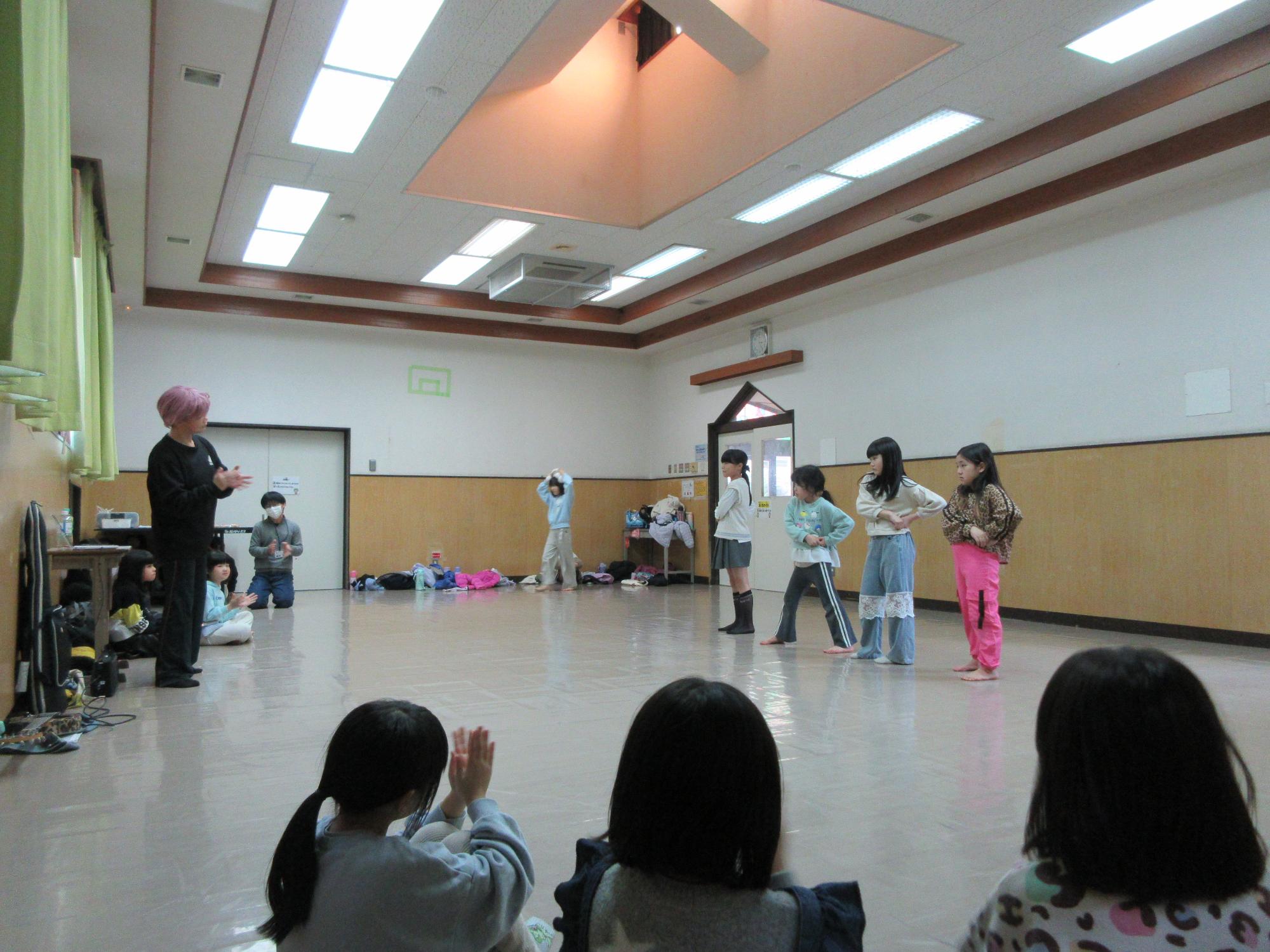 児童たちがダンスの練習をしている様子