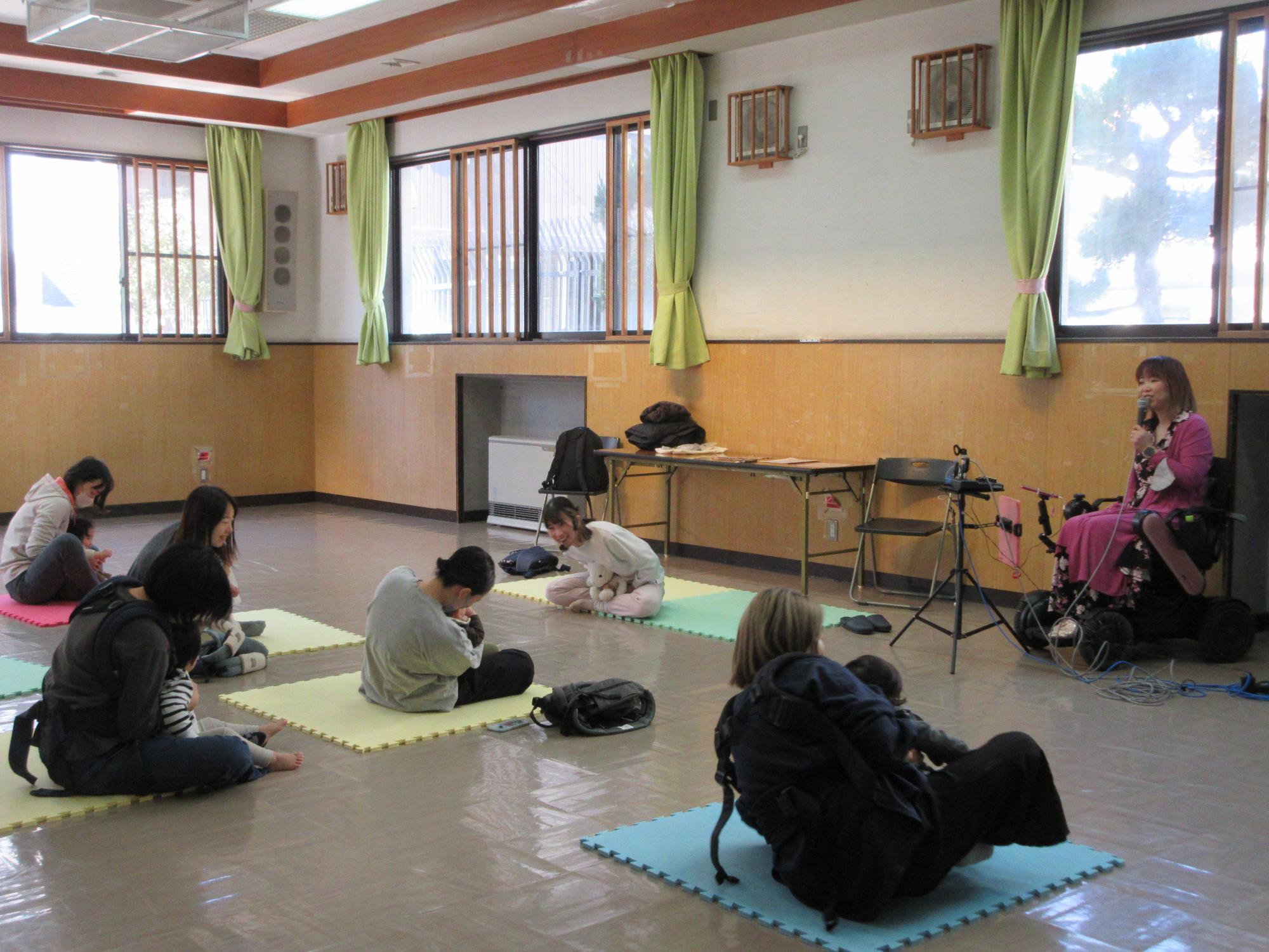 乳幼児親子たちがストレッチをしている様子