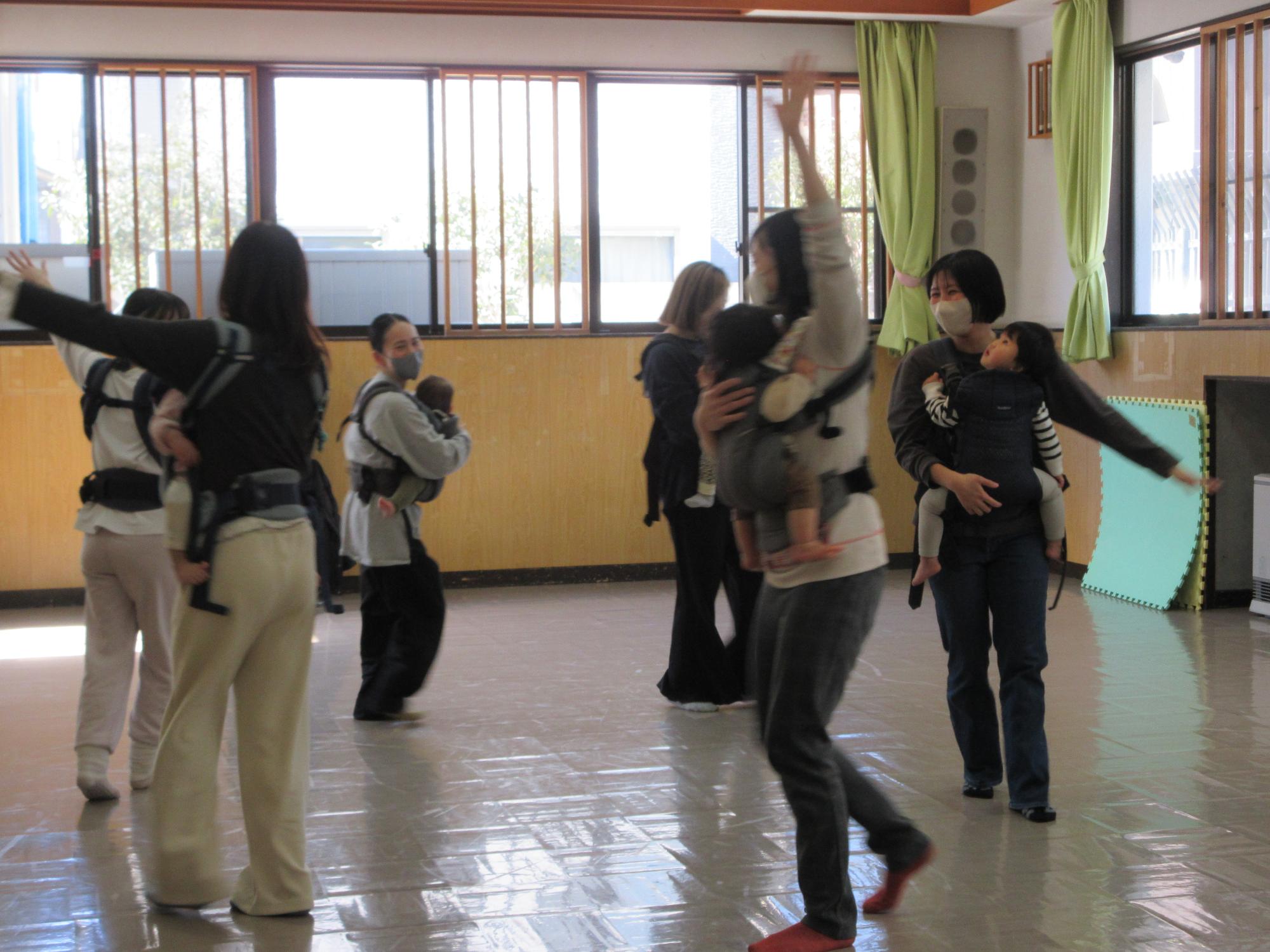 乳幼児親子たちがダンスを踊っている様子