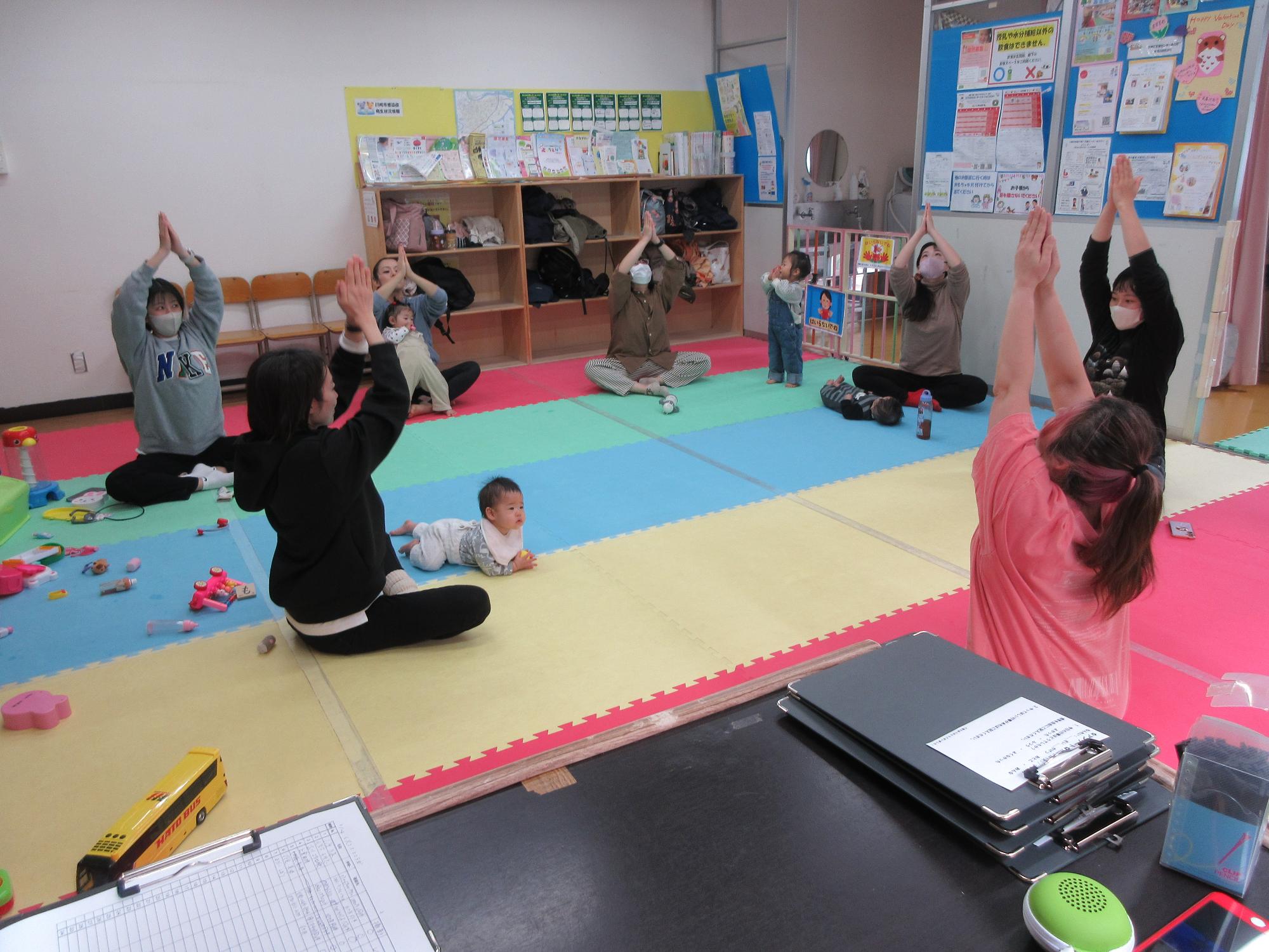 乳幼児親子たちがヨガをしている様子