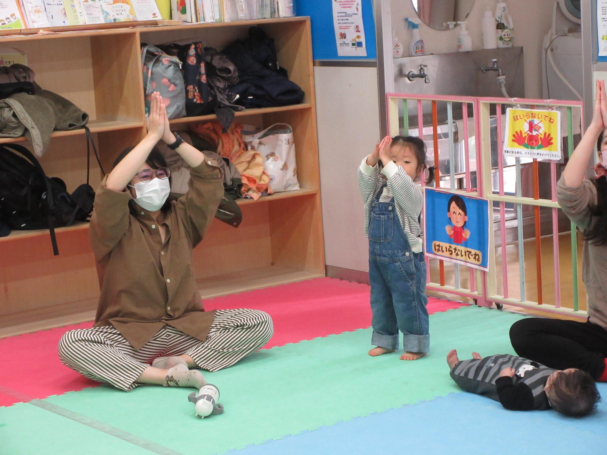 幼児親子がヨガをしている様子