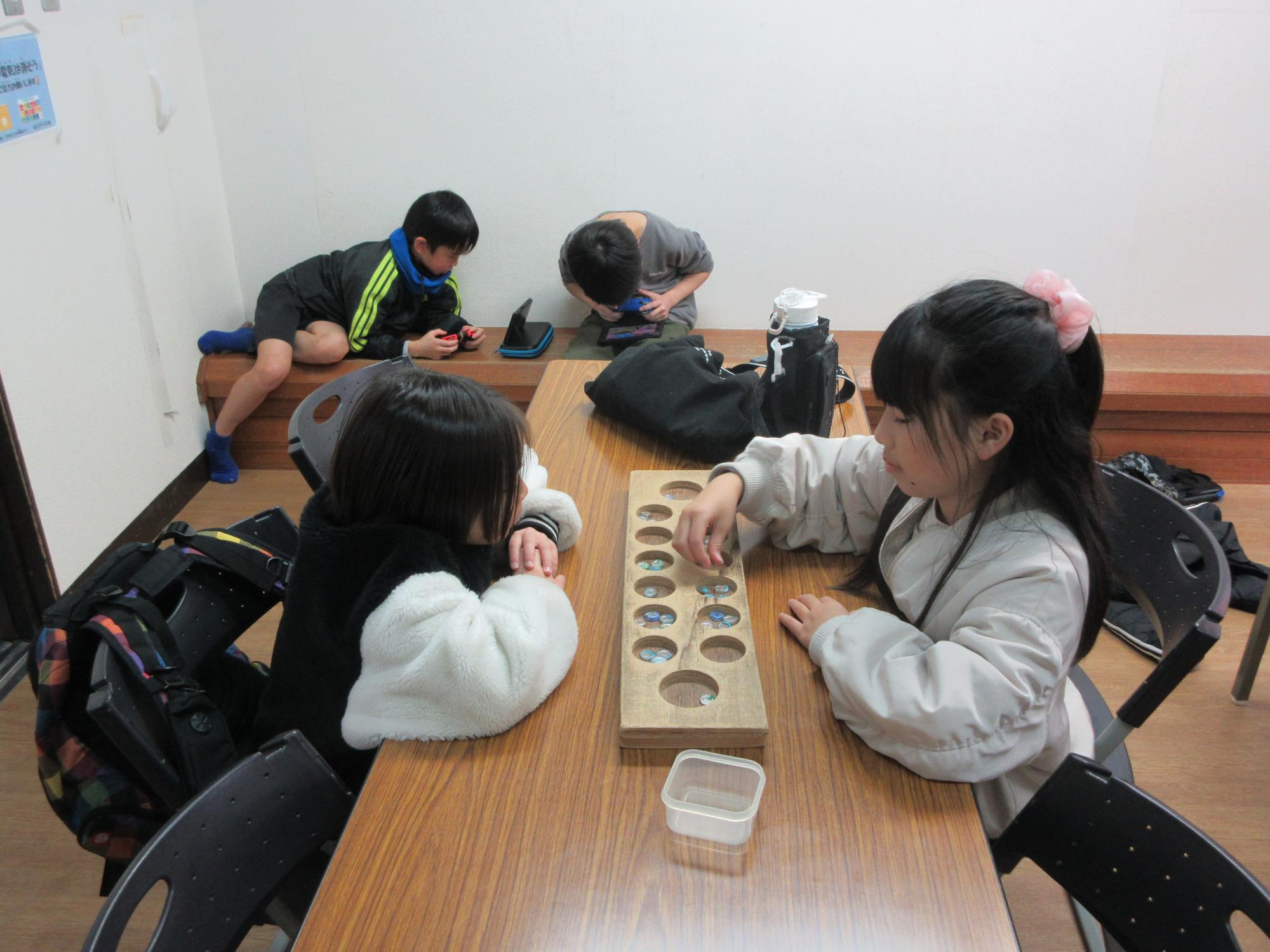 児童がマンカラをしている様子