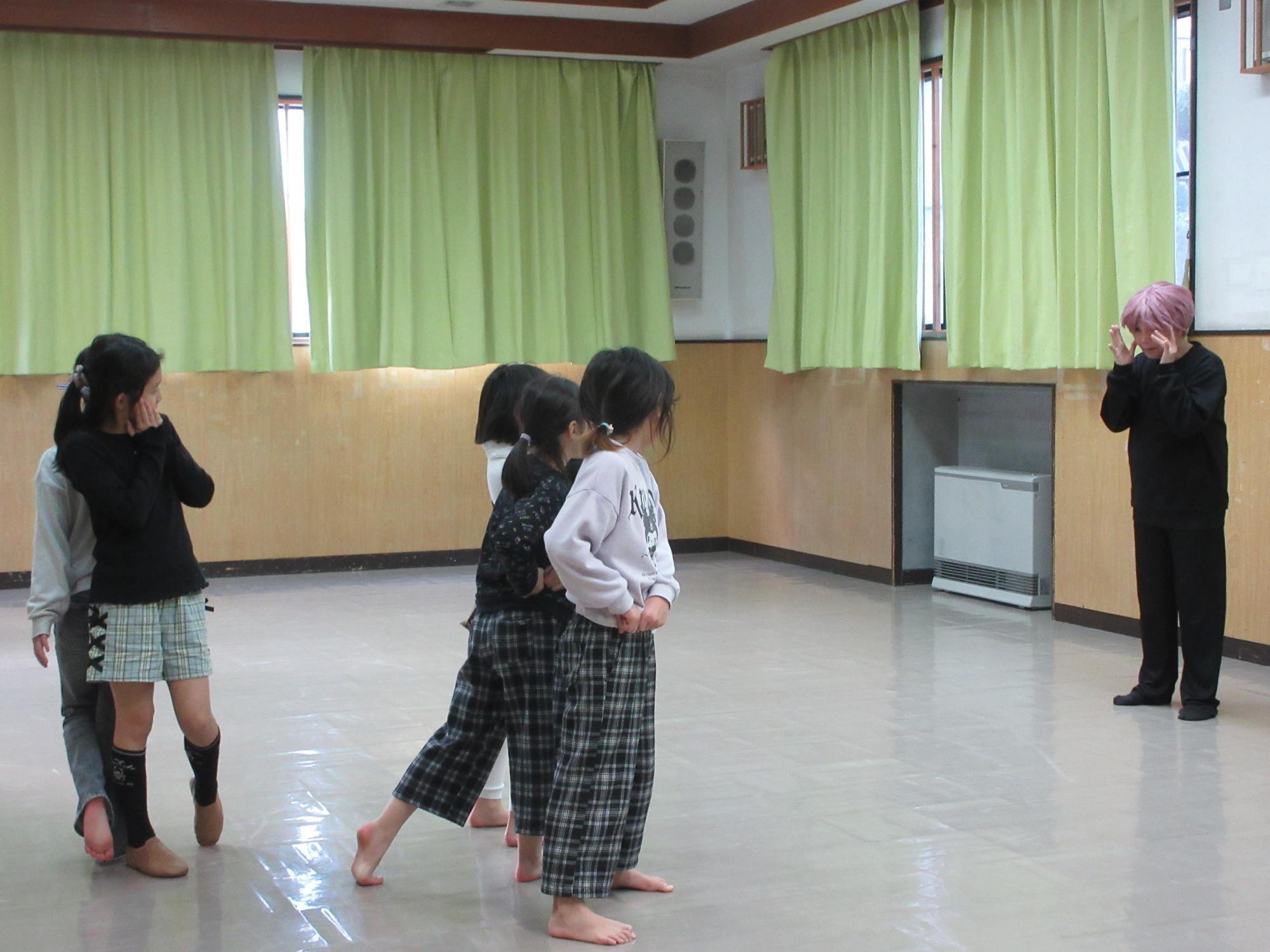 児童たちがダンスの練習をしている様子