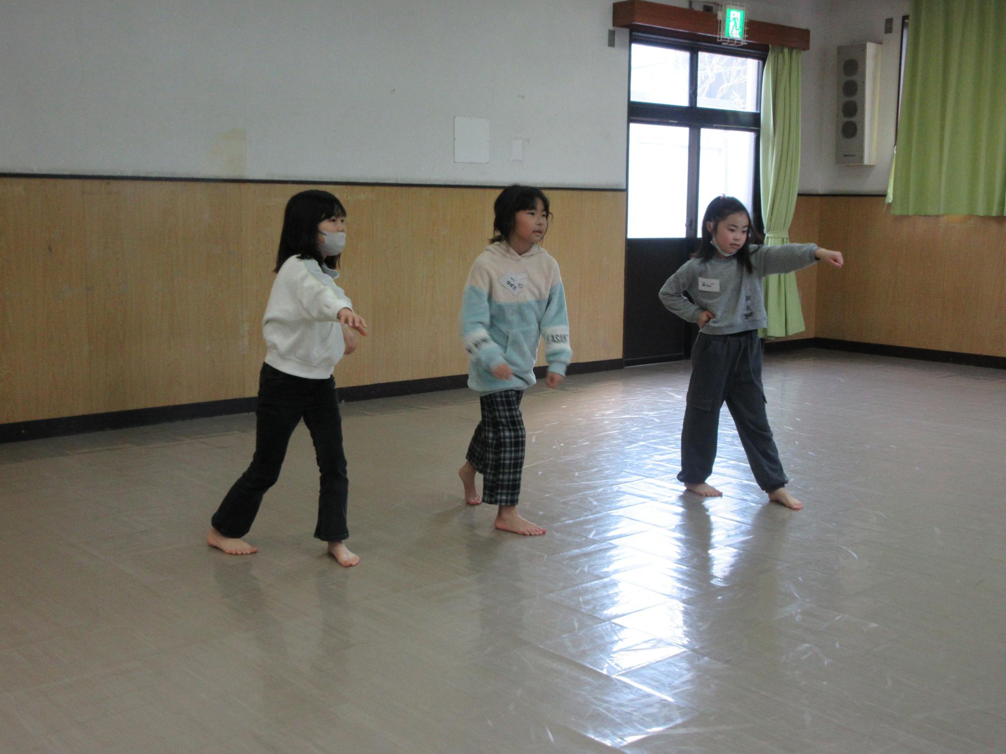 児童たちがダンスの練習をしている様子