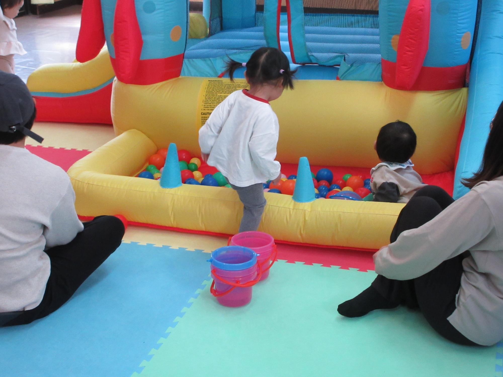 乳幼児親子がジャンピングスライダーで遊んでいる様子