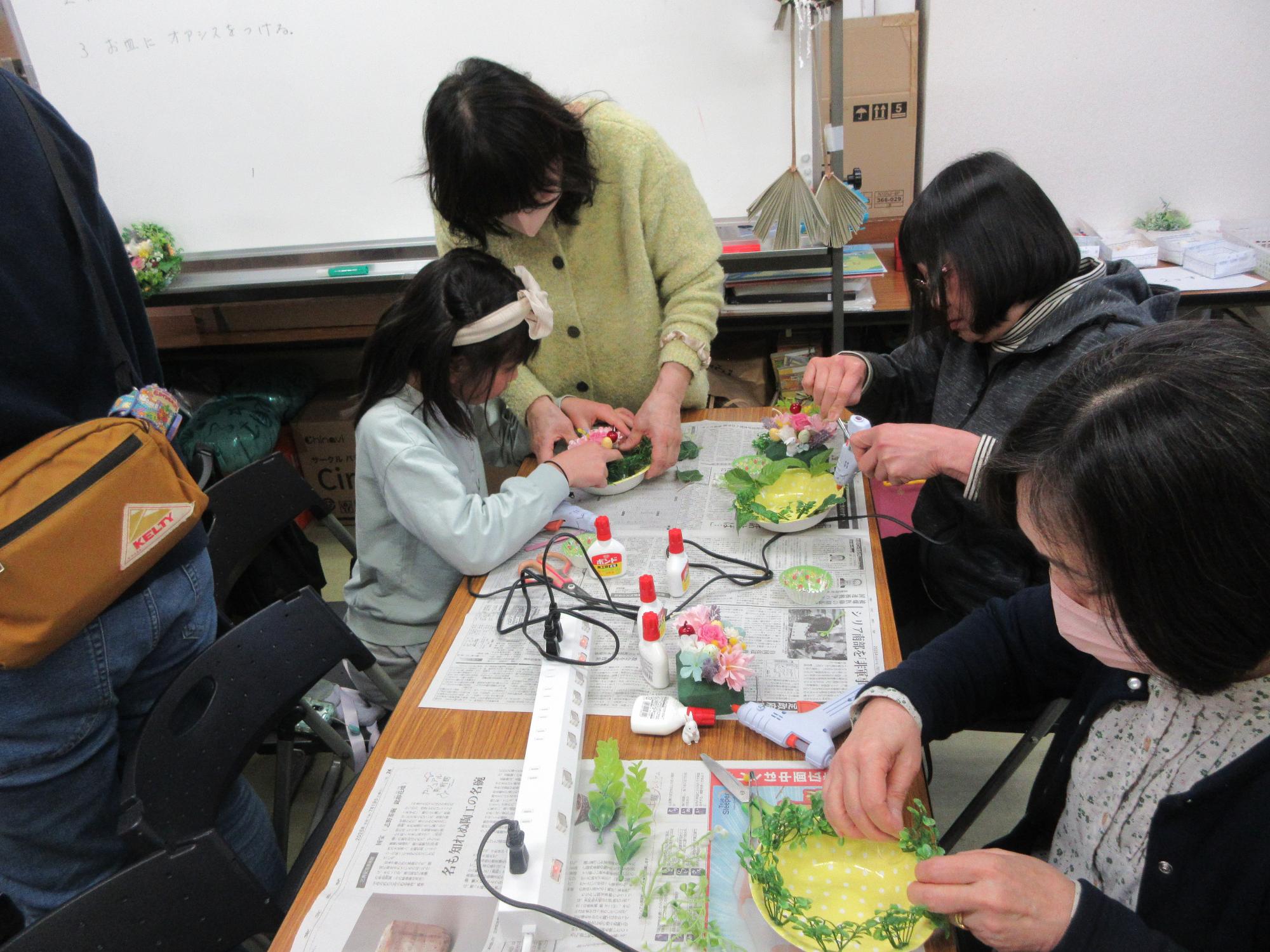 フラワーアレンジメントを作成している様子