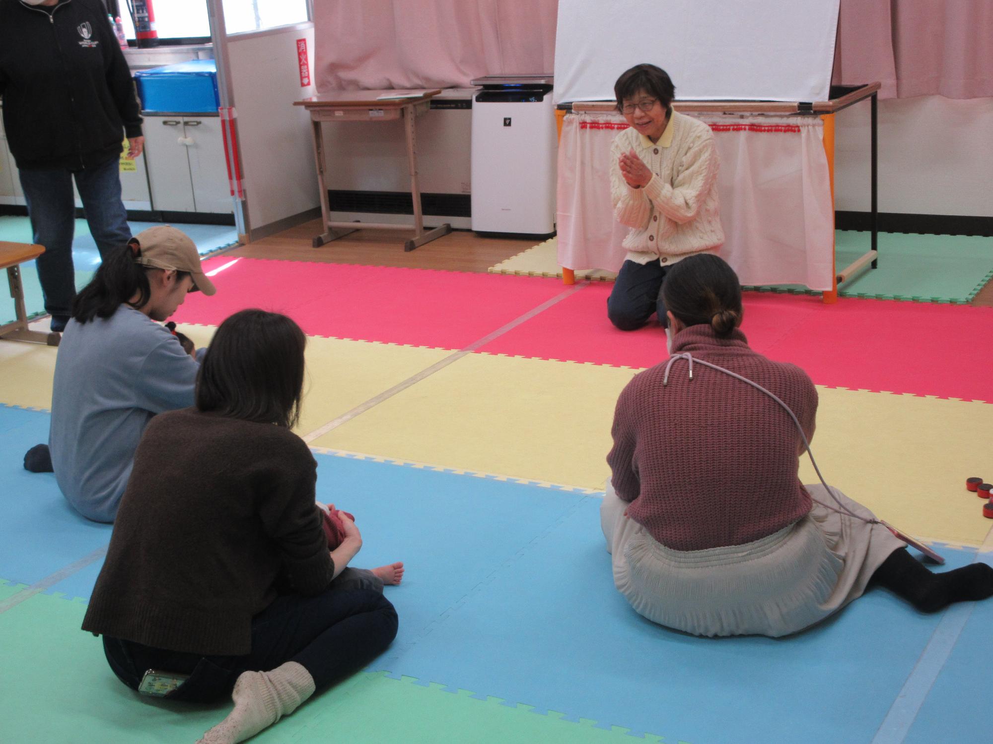 乳幼児親子たちが手遊びをしている様子