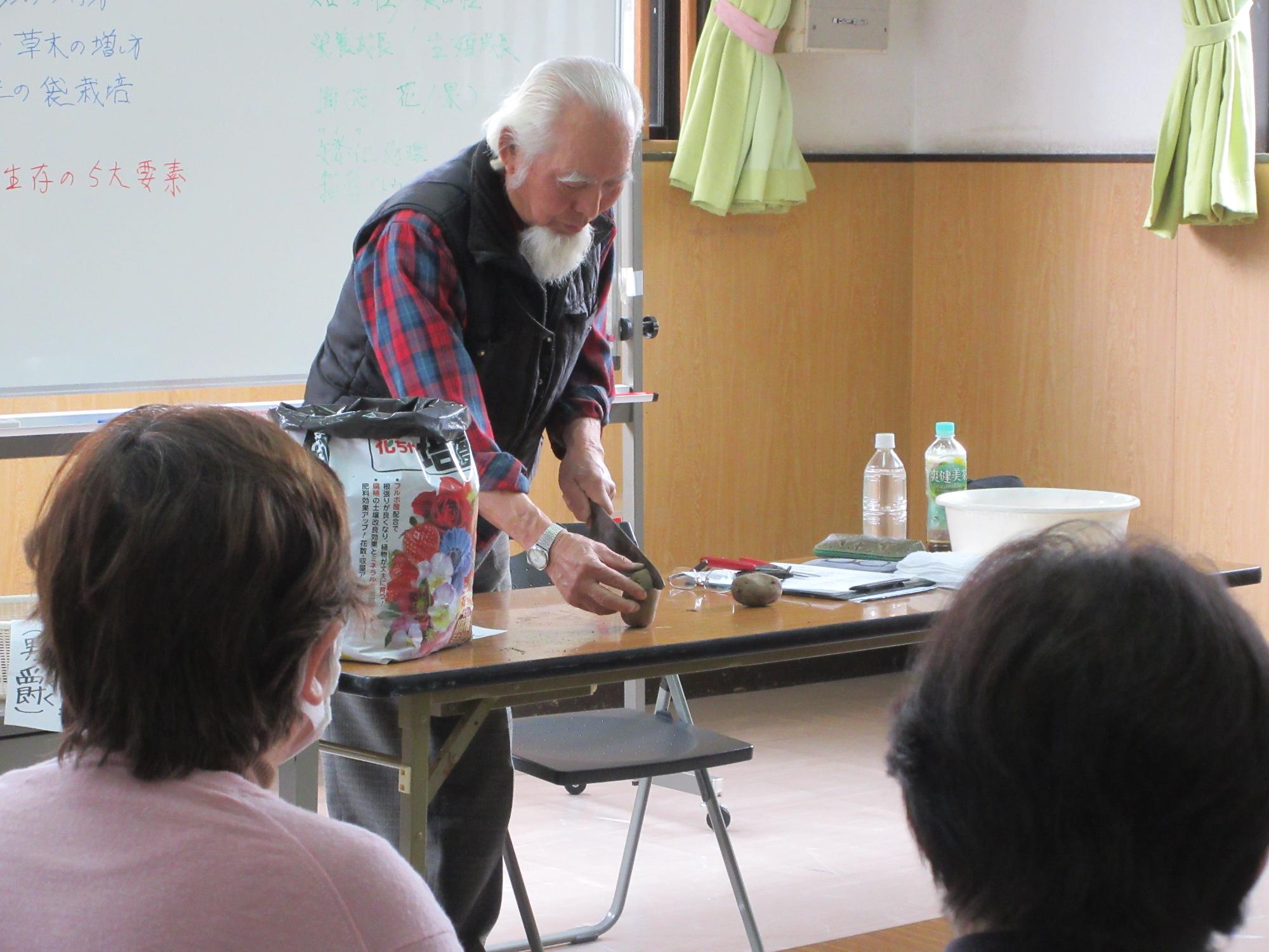 じゃがいもの栽培方法を説明している様子