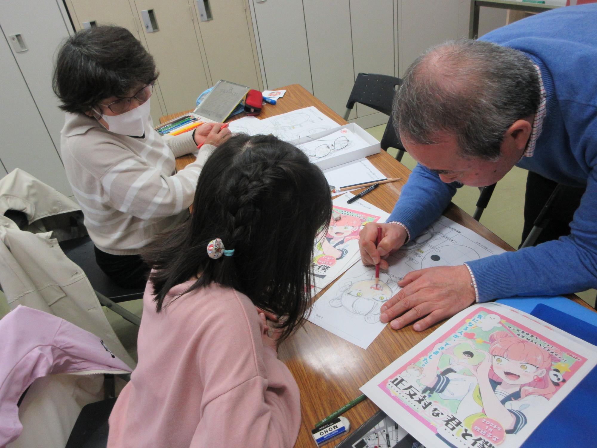 児童がイラストの描き方を教わっている様子