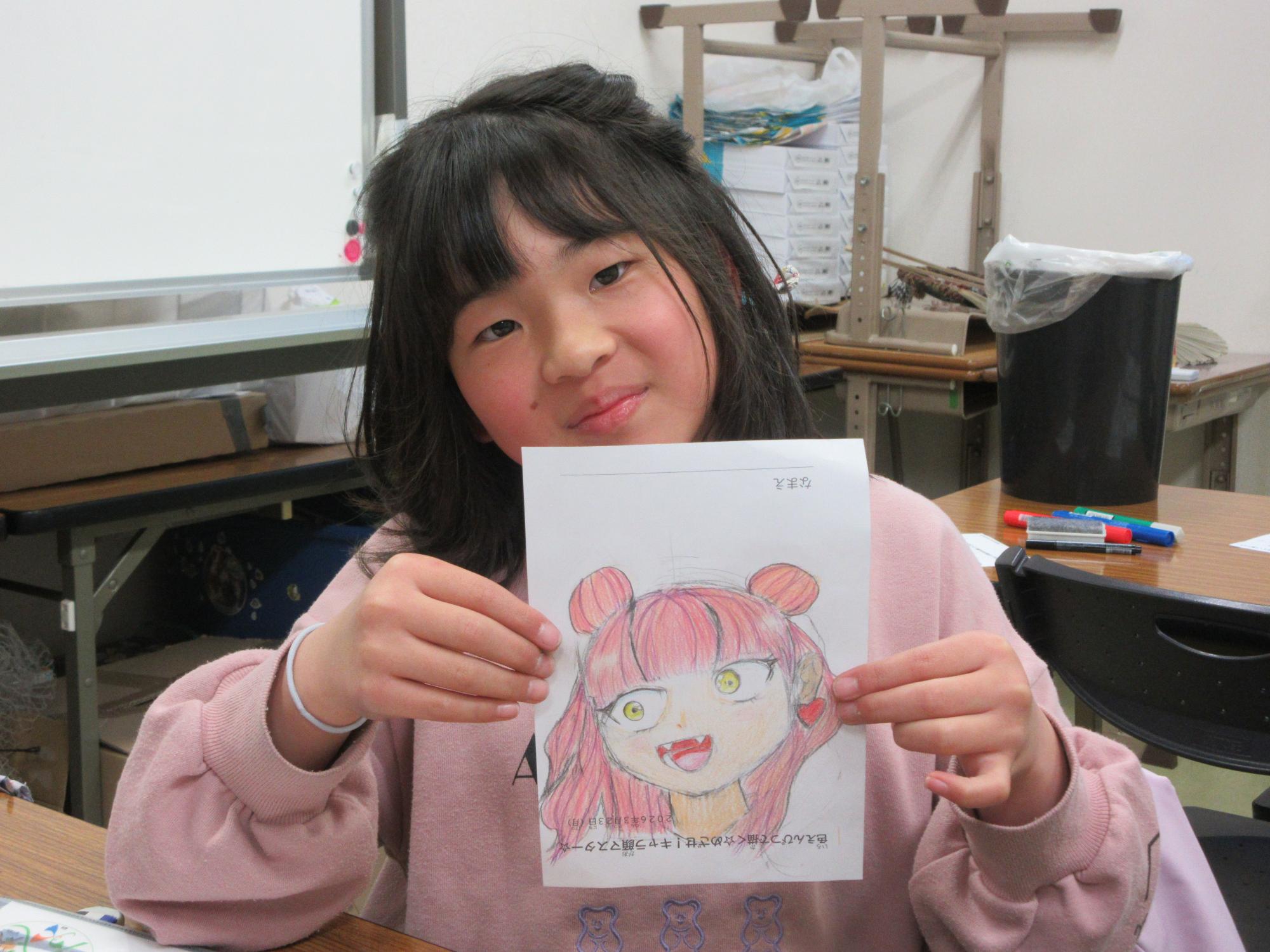 児童がイラストを持っている写真