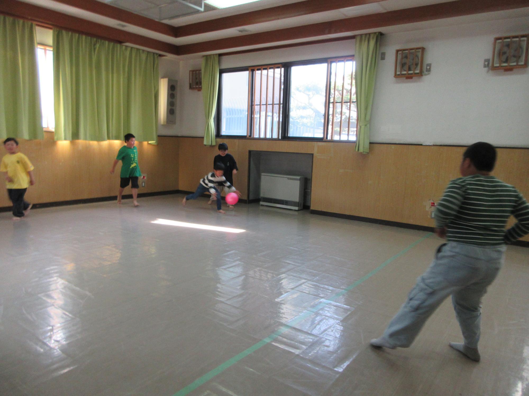 児童たちがドッジボールをしている様子