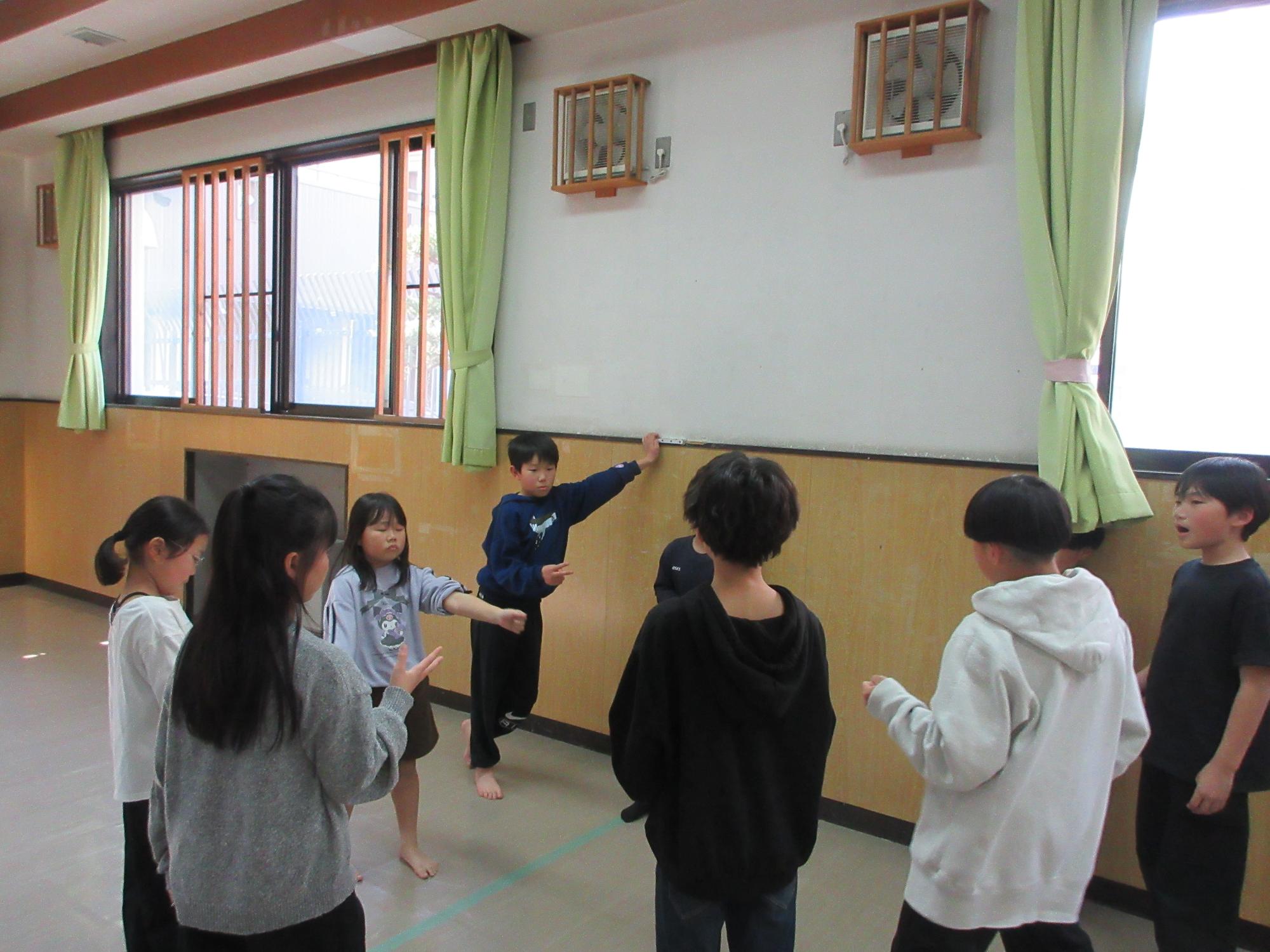 児童たちがじゃんけんをしている様子