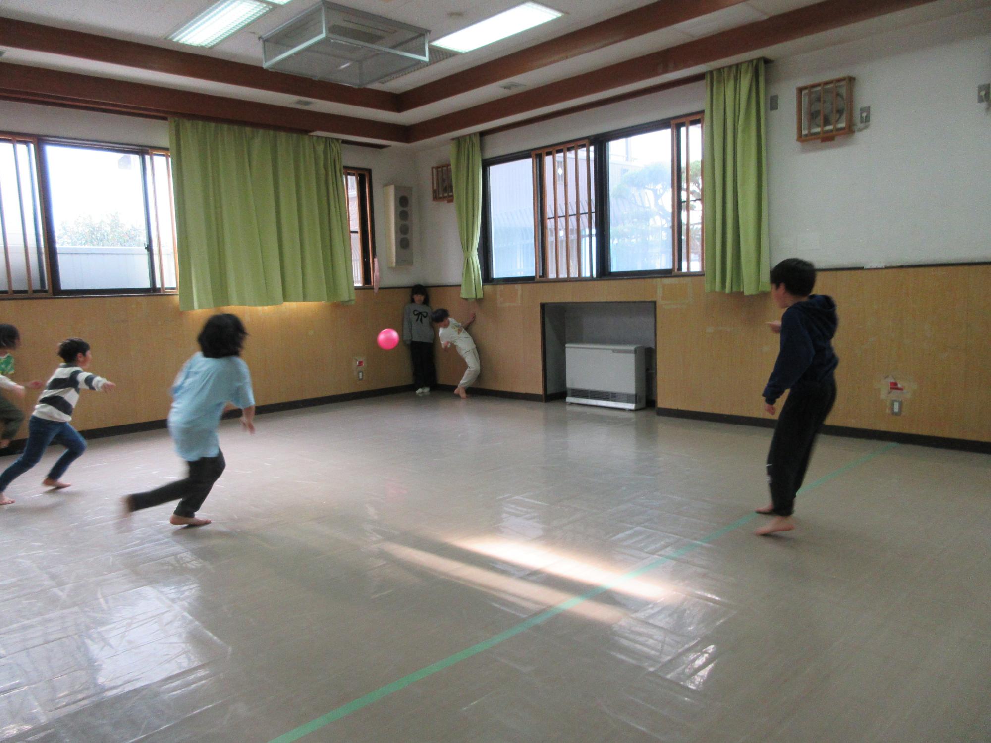 児童たちがドッジボールをしている様子