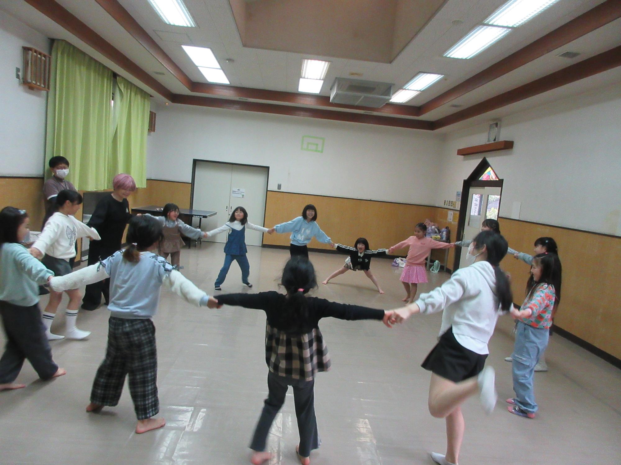 児童たちがダンスの練習をしている様子