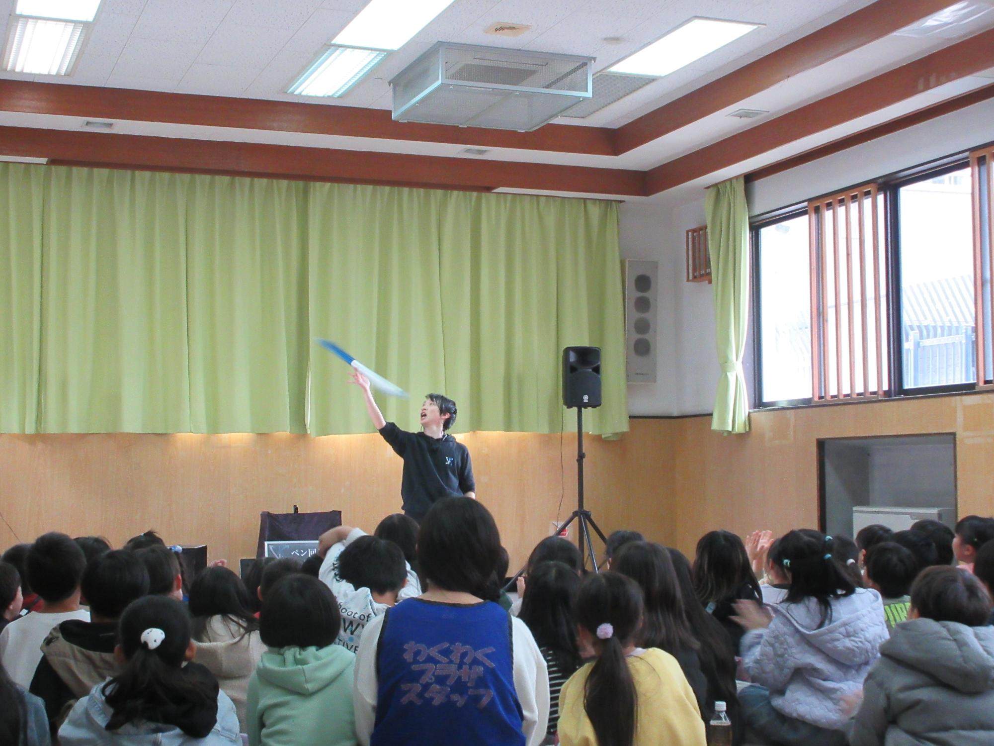 ペン回し講演の様子