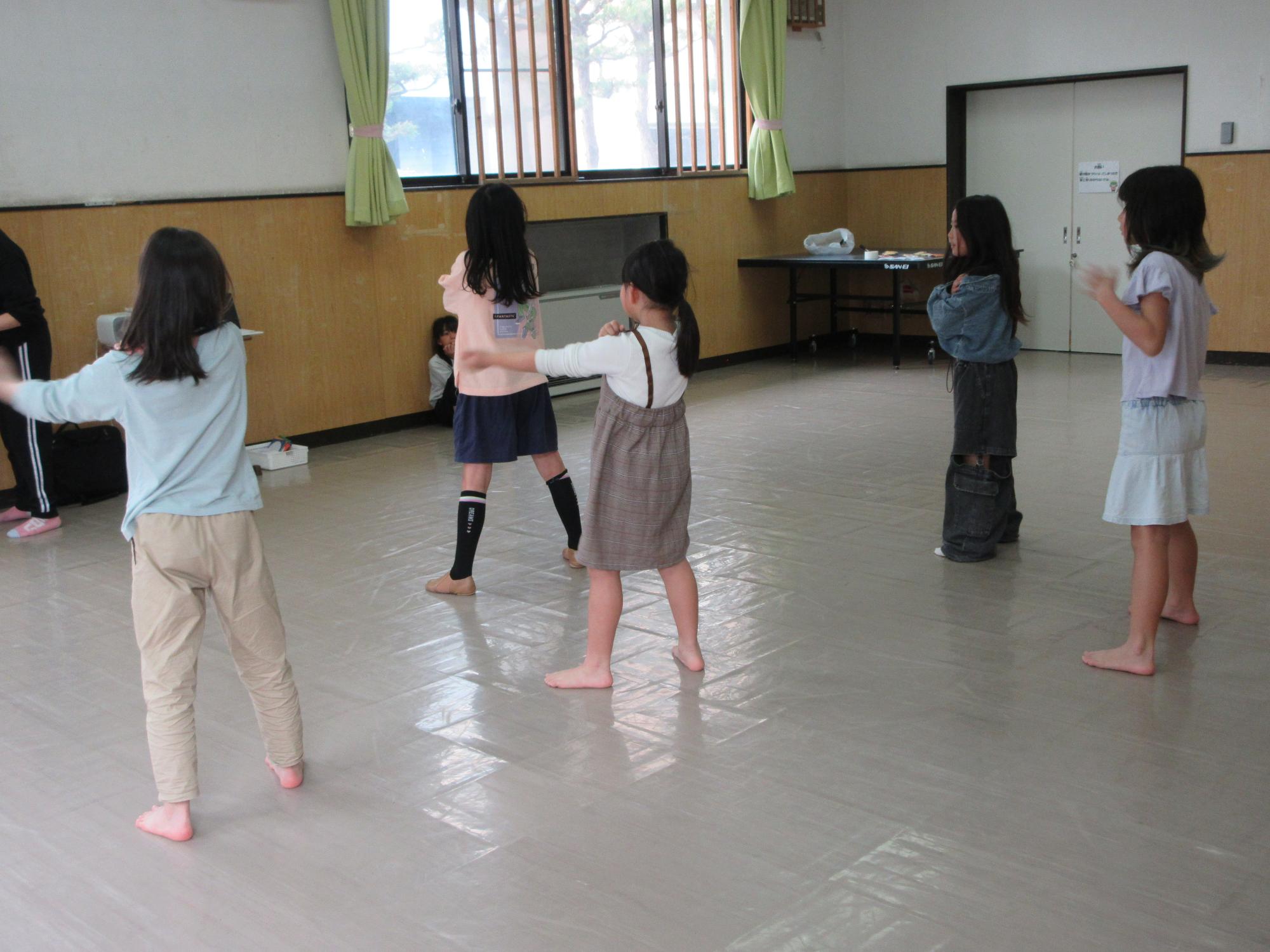 児童たちがダンスの練習をしている様子