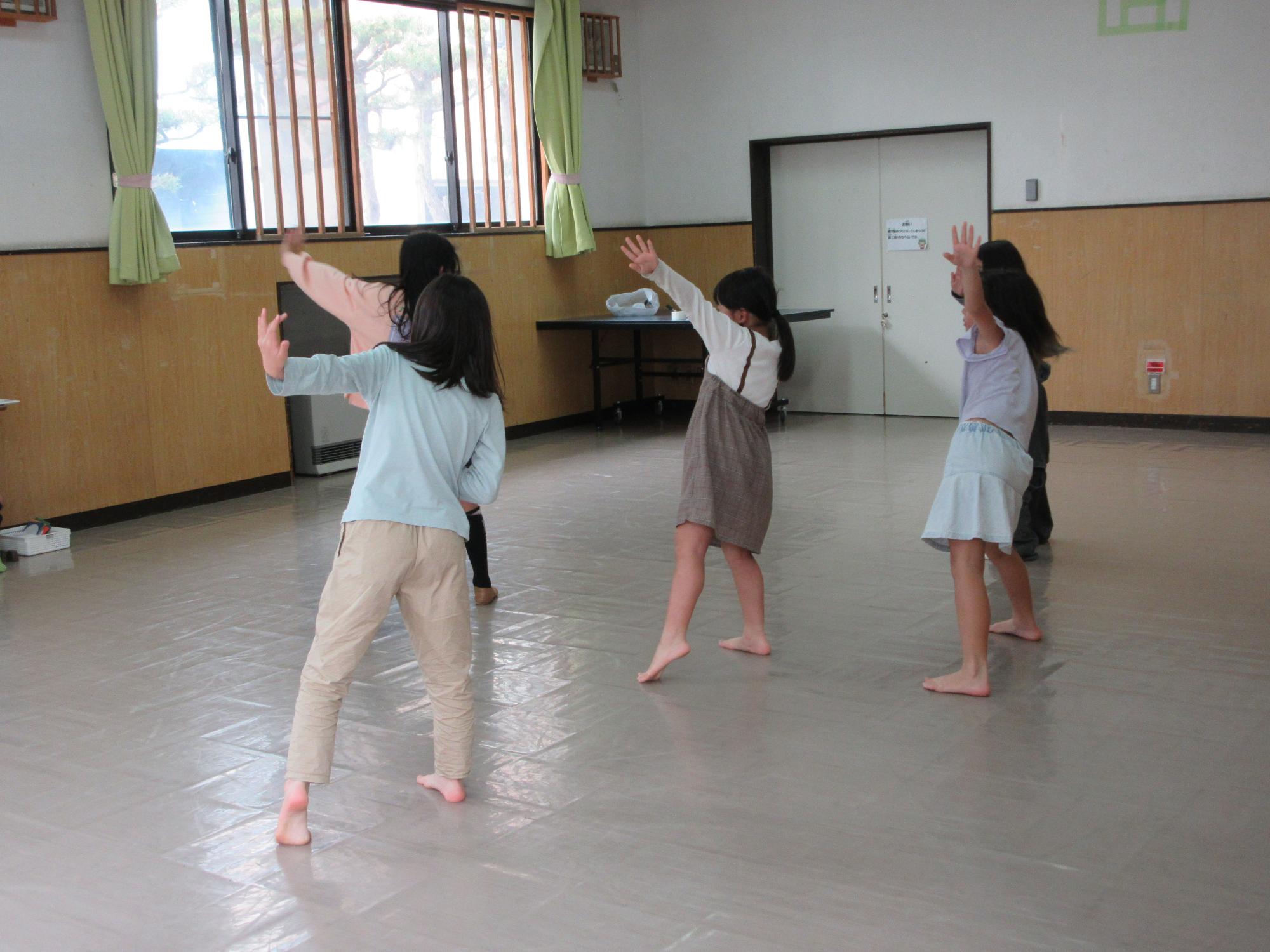 児童たちがダンスの練習をしている様子