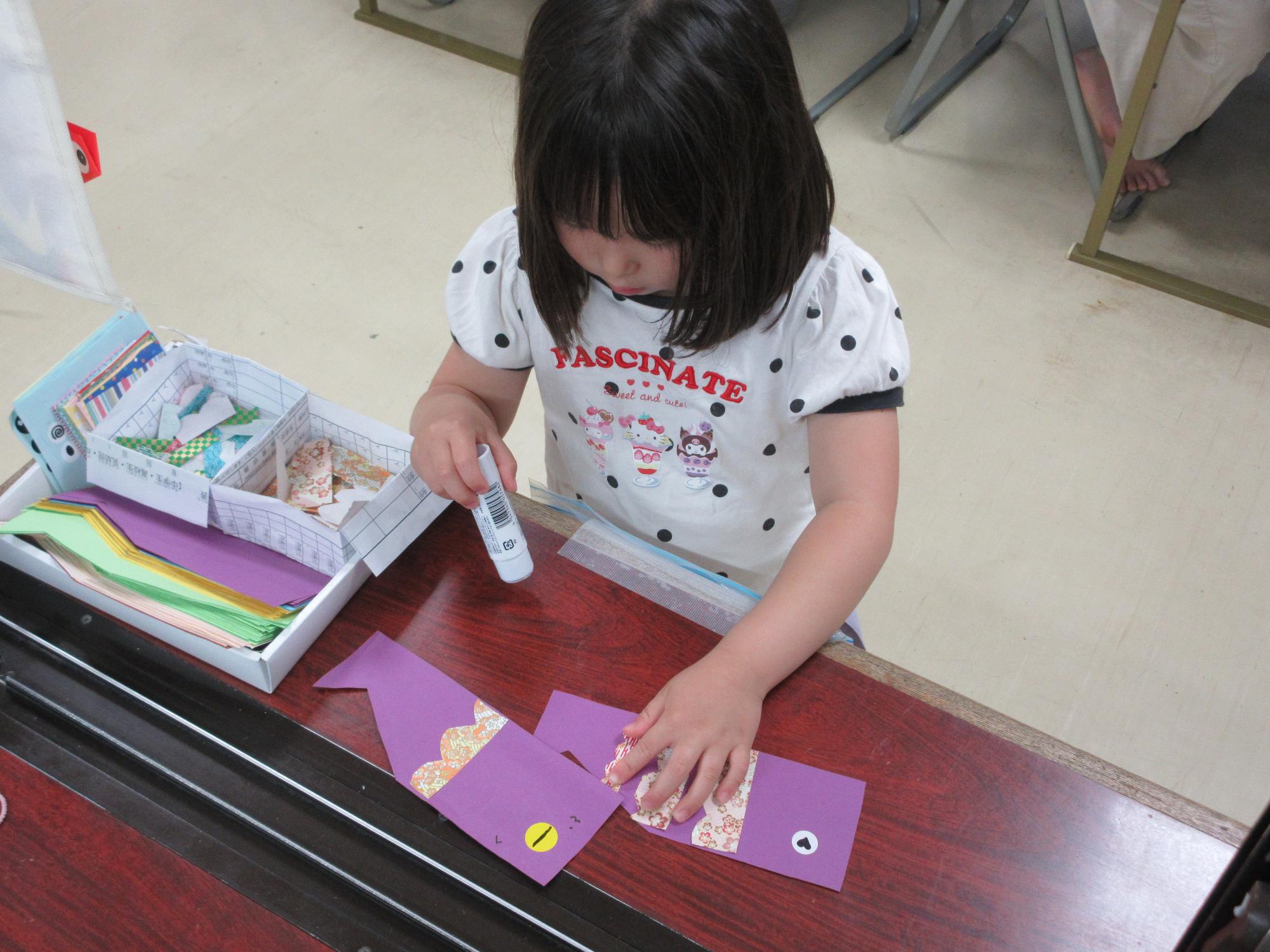 こいのぼり工作をする小学生の写真