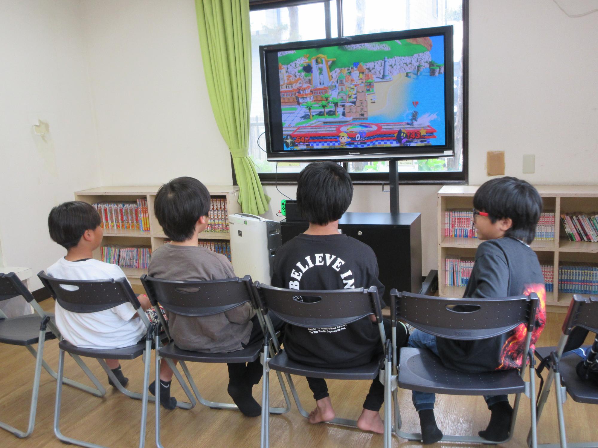 ゲームで対戦する児童の様子