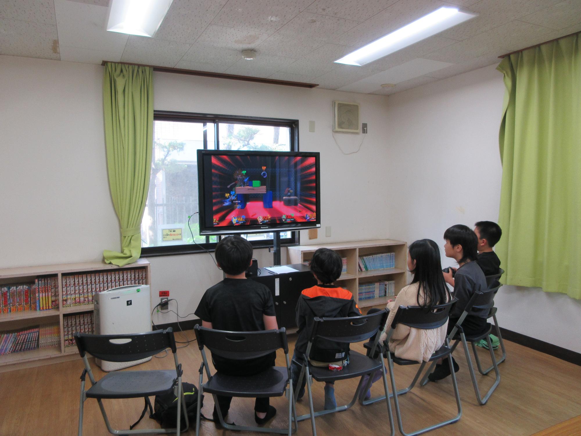 eスポーツ大会で対戦する児童の様子