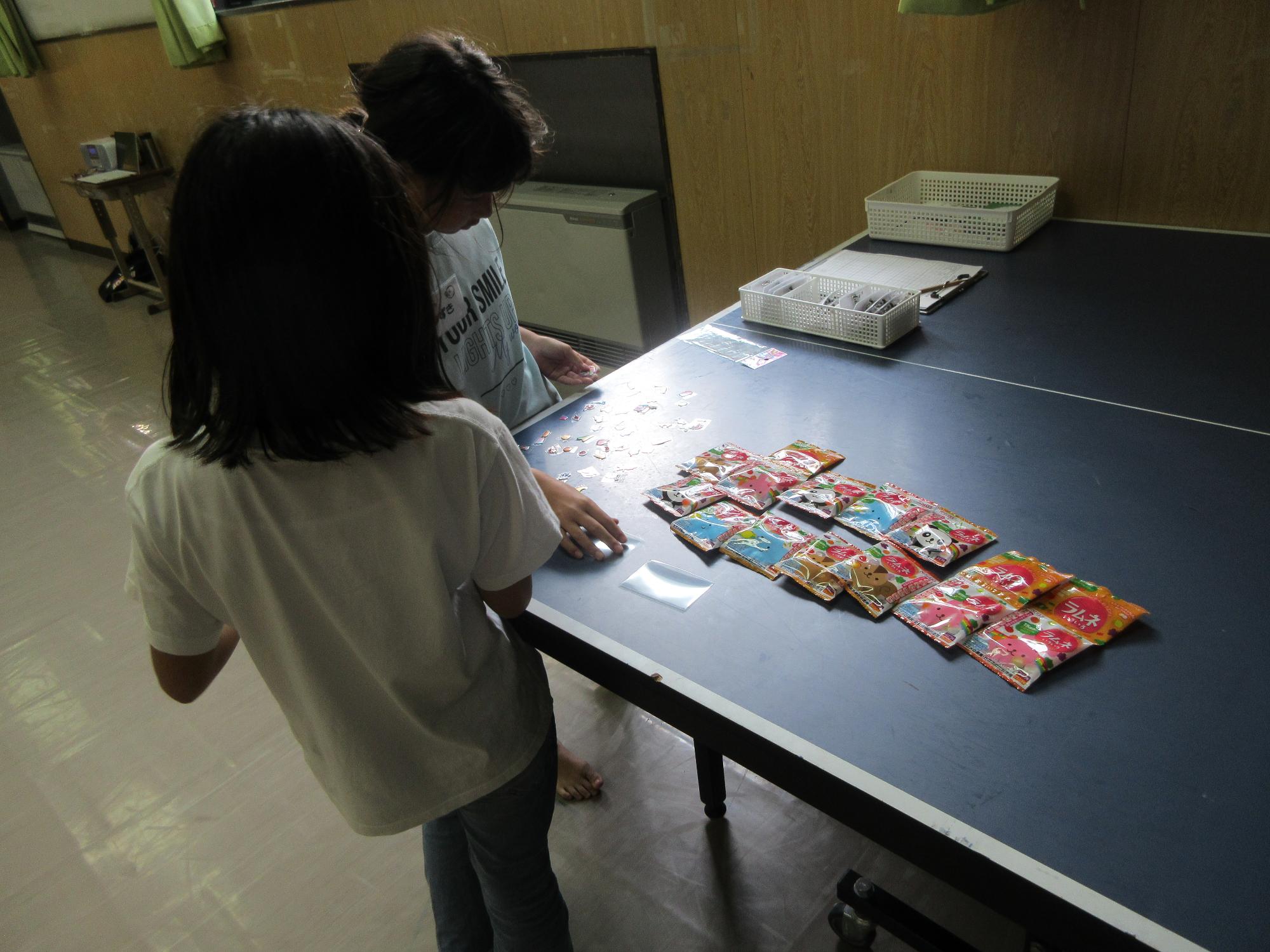 ダンスを踊り終わった児童がお菓子をもらう様子