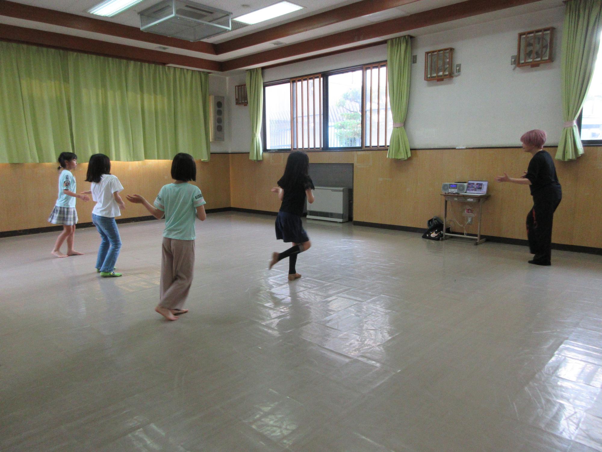 児童たちがダンスの練習をしている様子