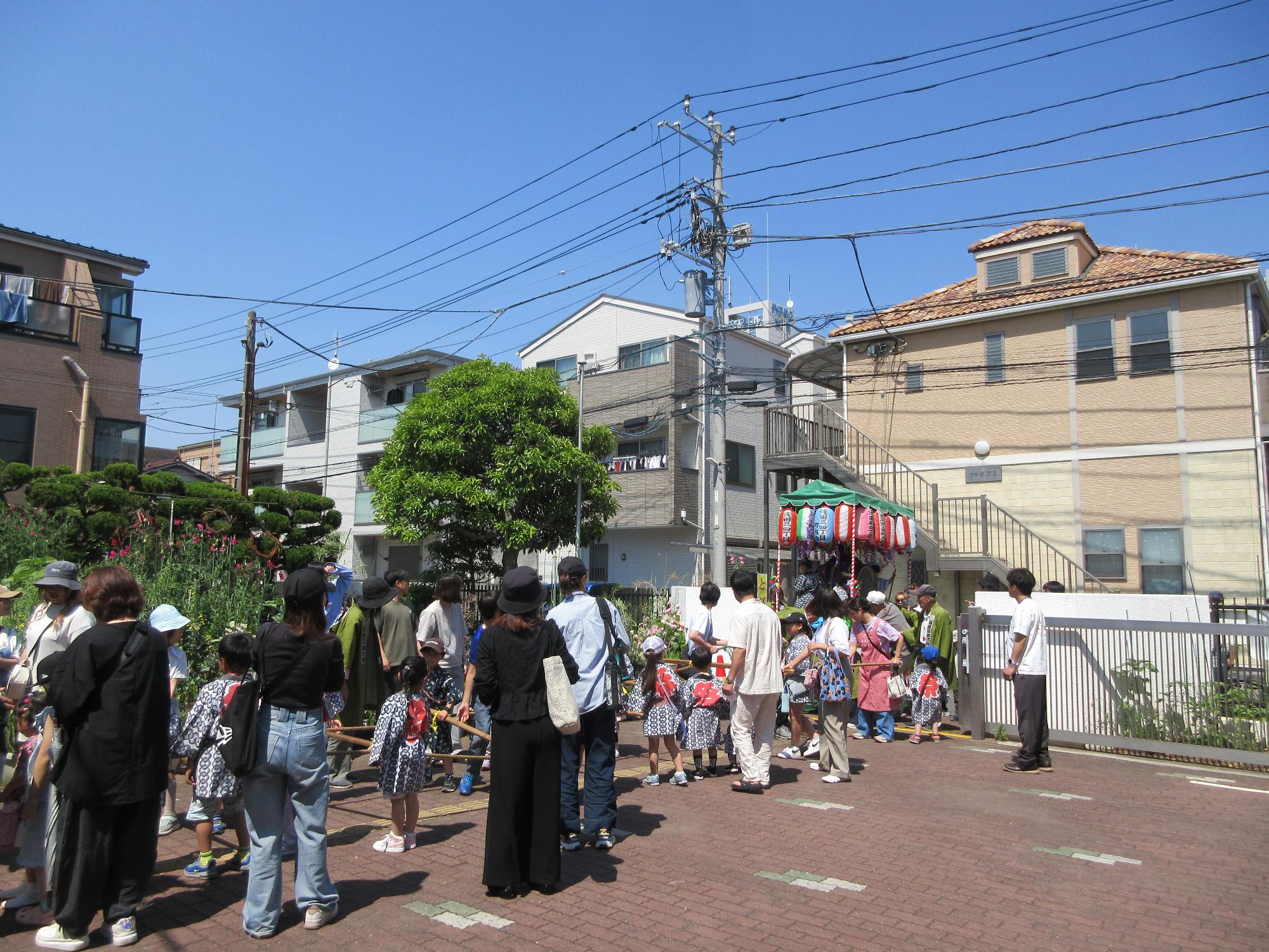 山車を引いて歩く児童と成人の様子