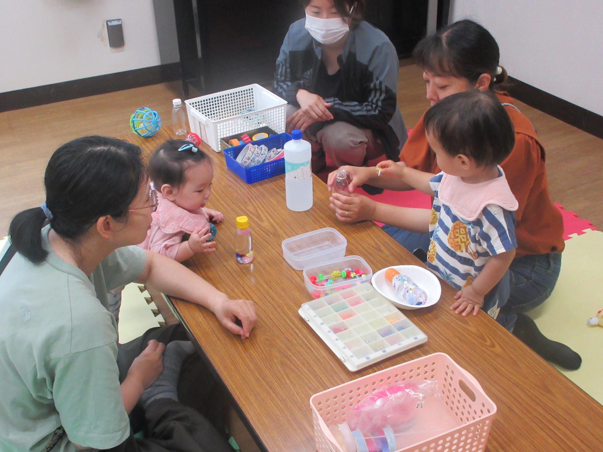 幼児親子が工作をする様子
