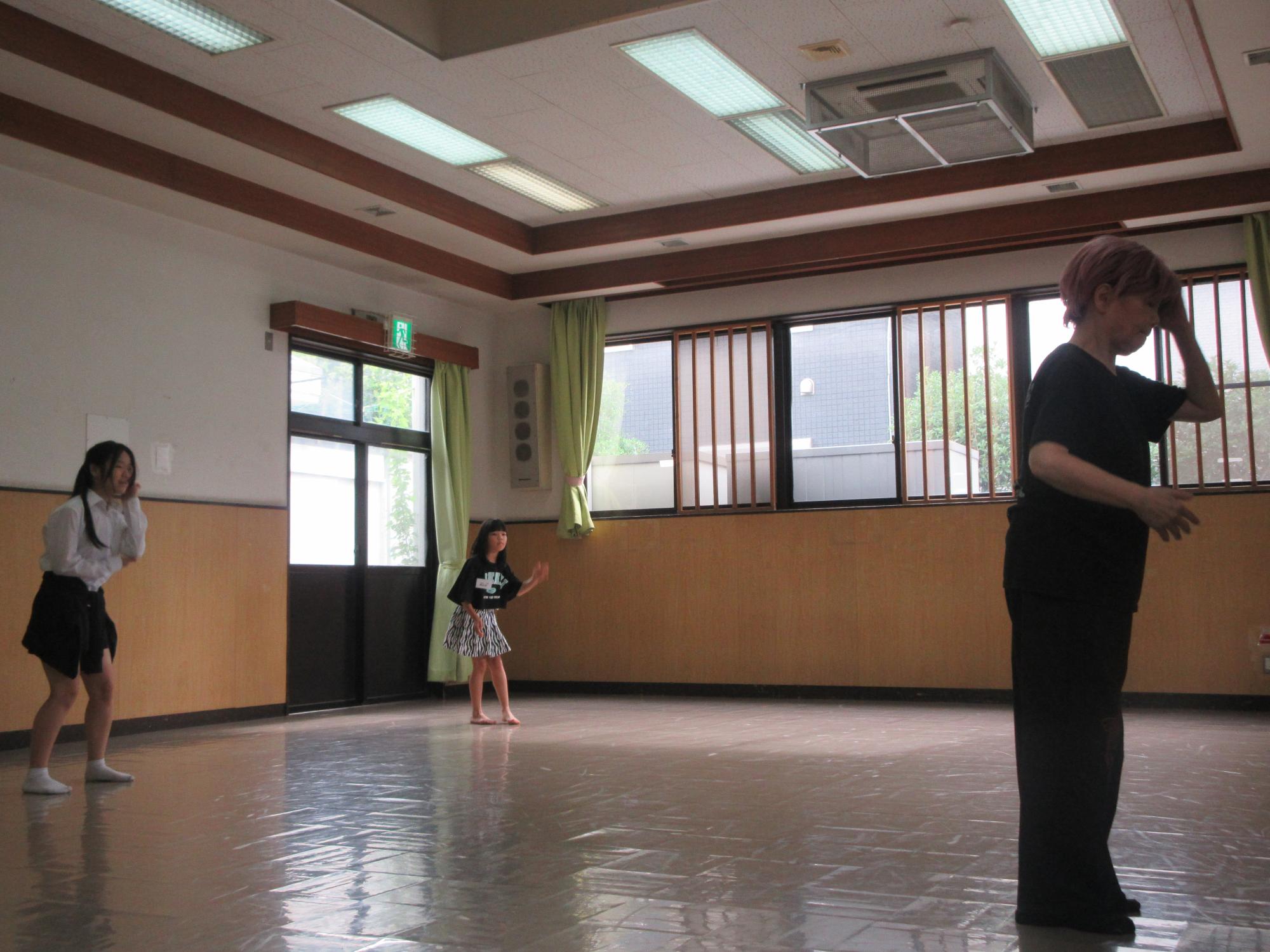 児童たちがダンスの練習をしている様子