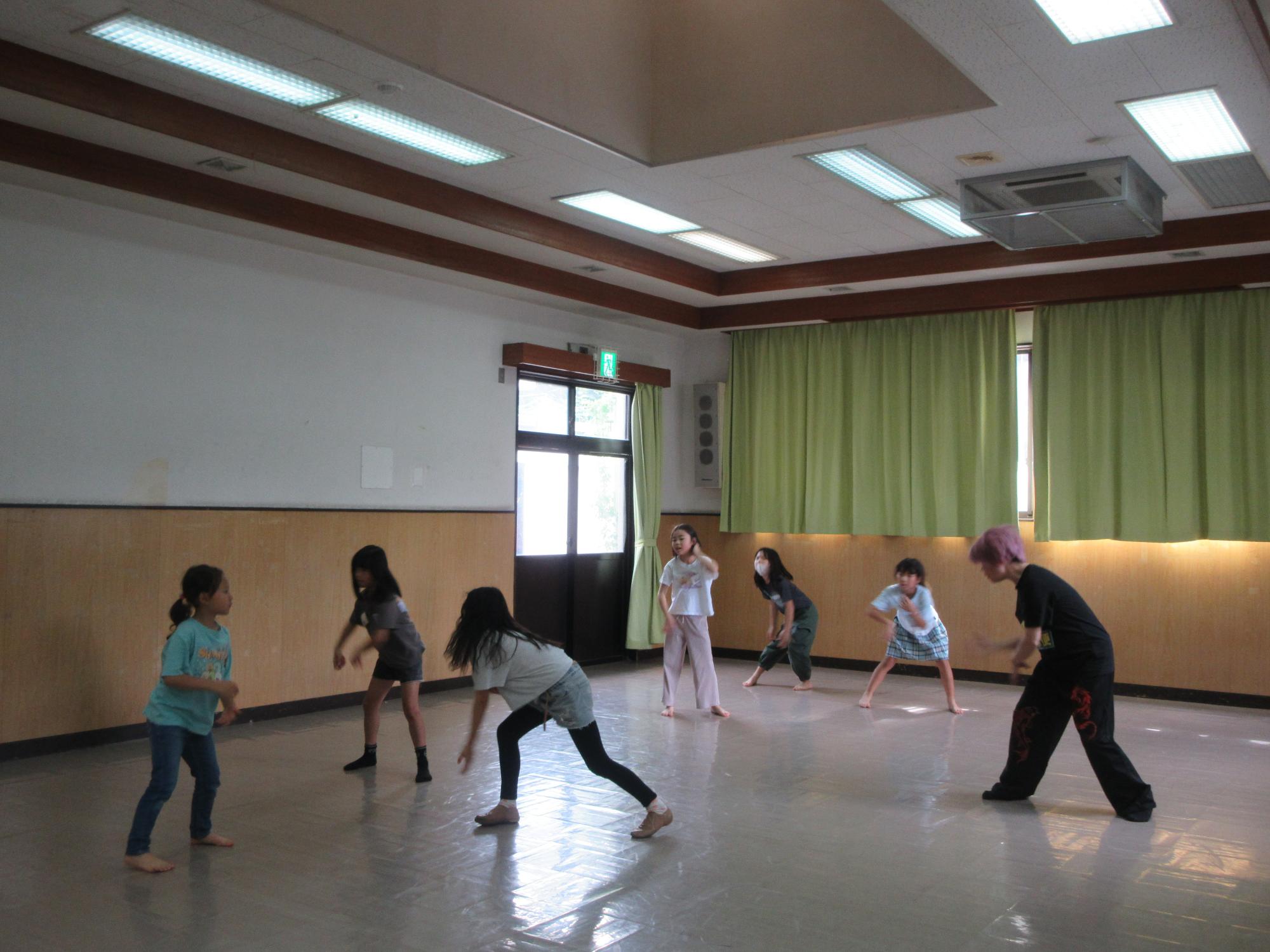 児童たちがダンスの練習をしている様子
