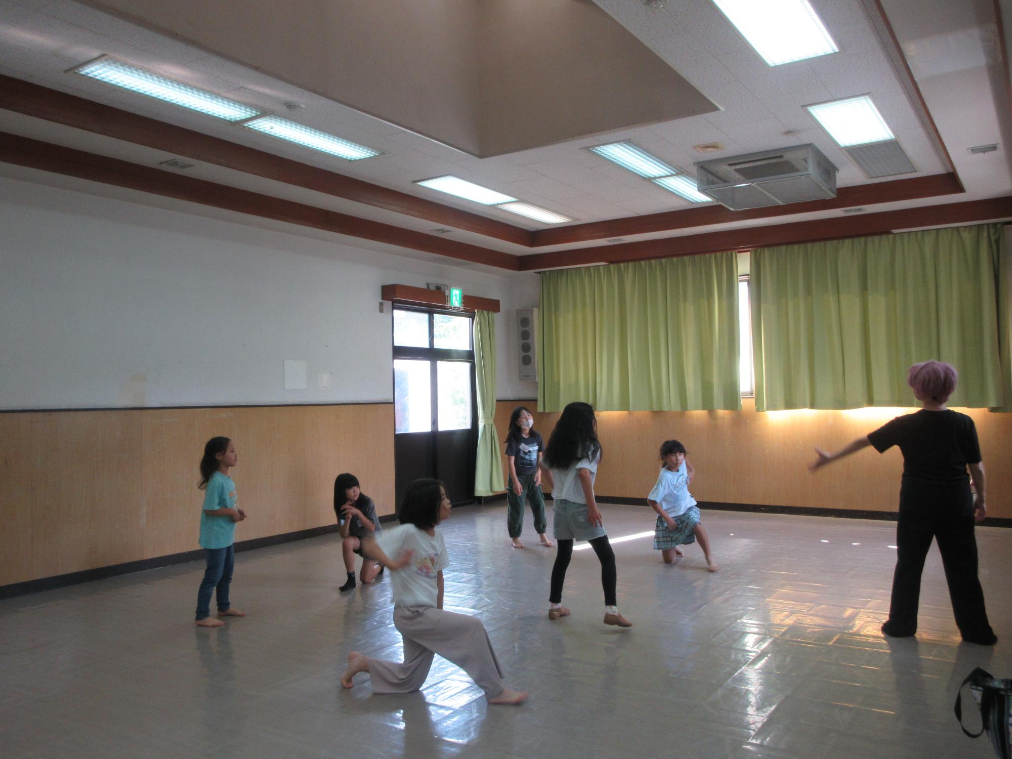 児童たちがダンスの練習をしている様子