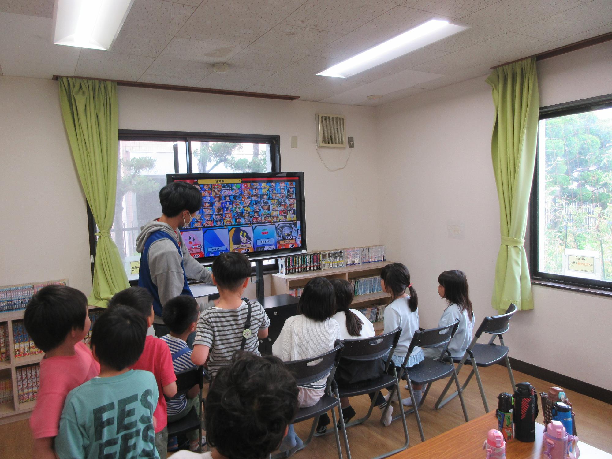 ゲームで対戦する児童の様子