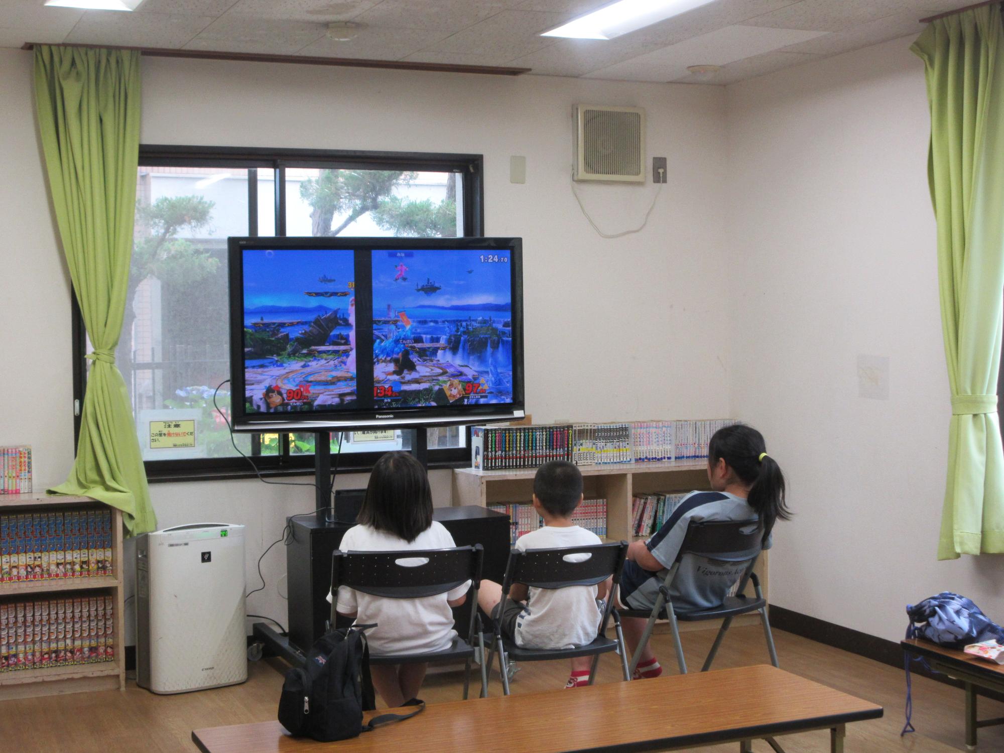 ゲームで対戦する児童の様子