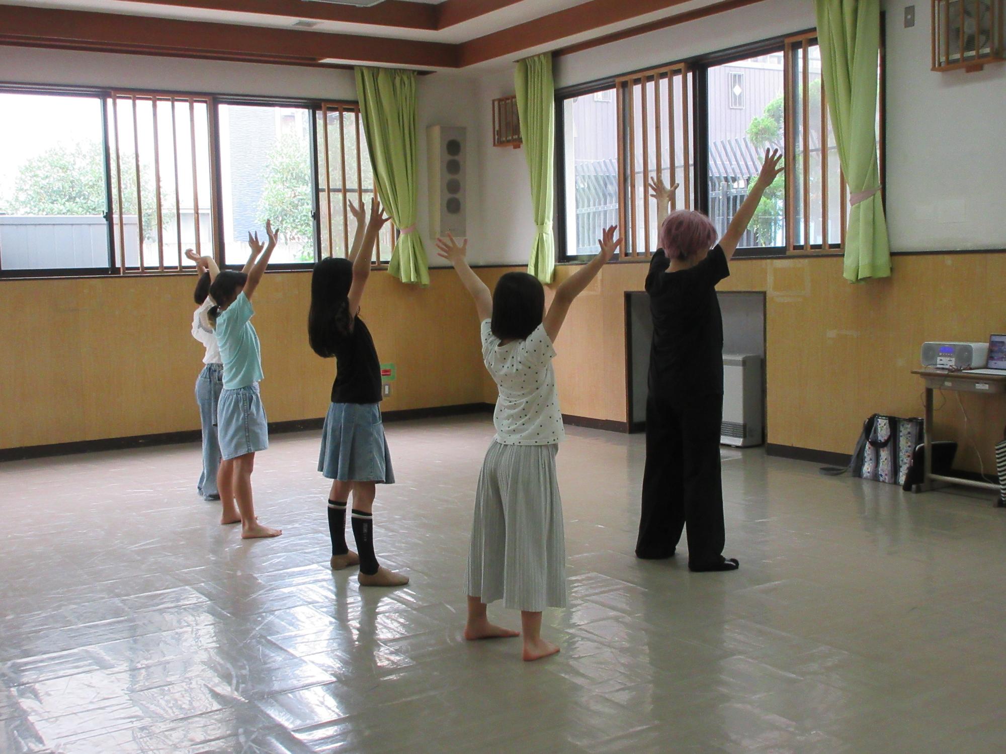 児童たちがダンスの練習をしている様子