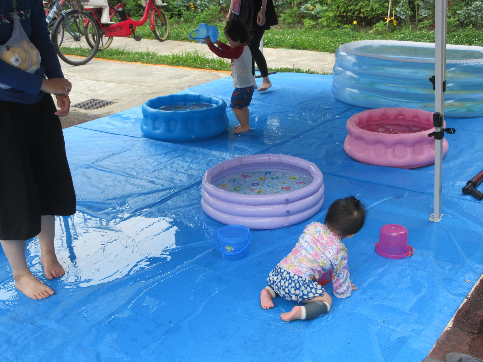 幼児さんが水遊びをしている様子