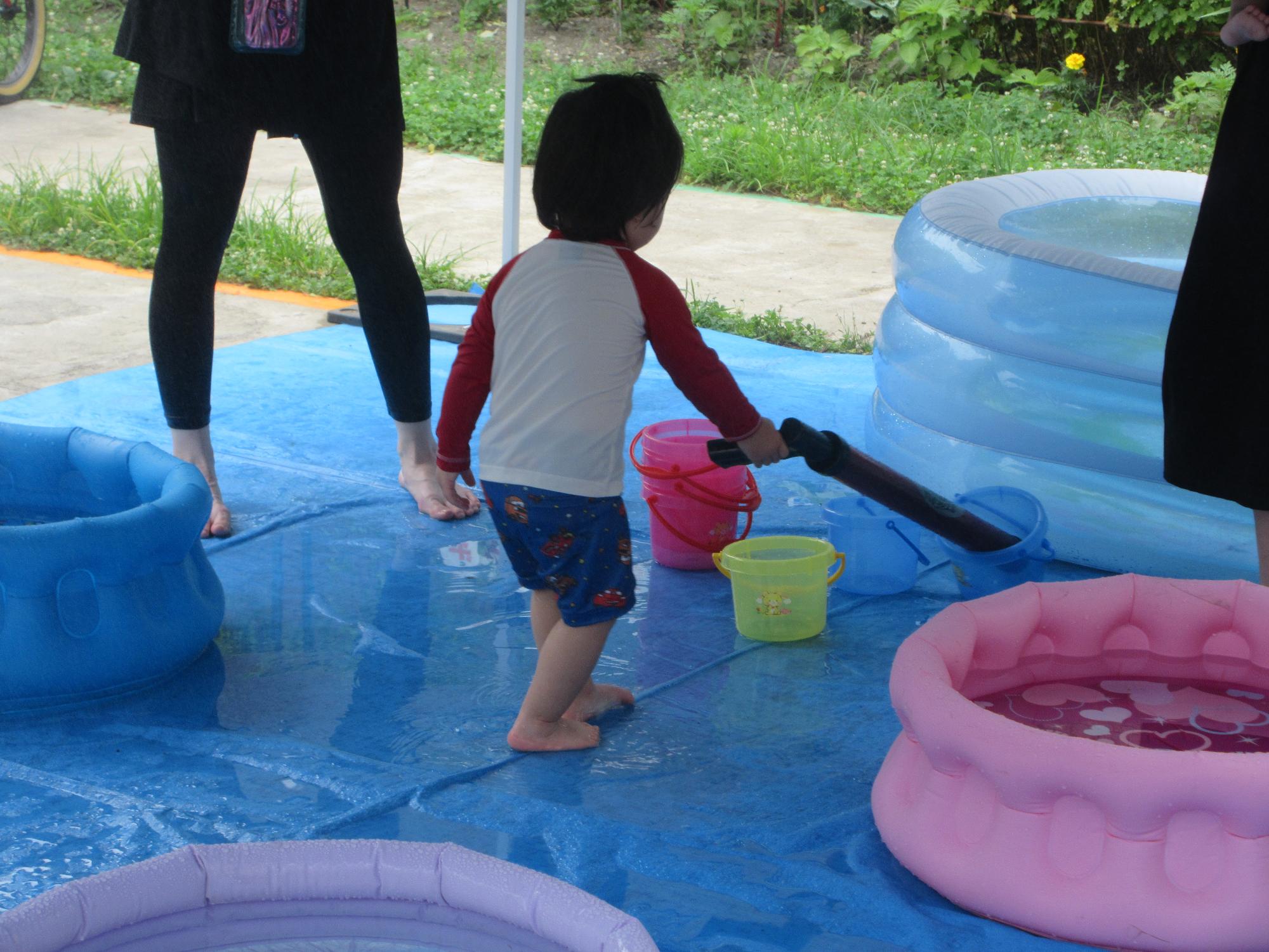 幼児さんが水遊びをしている様子