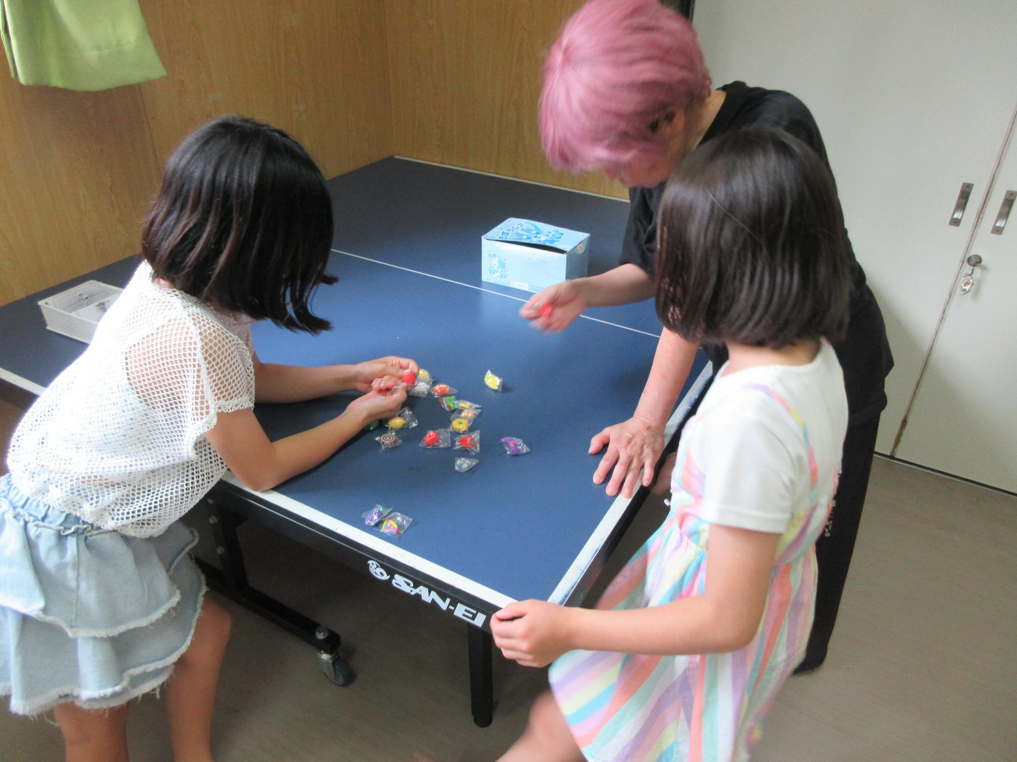 児童たちが消しゴムを選んでいる様子