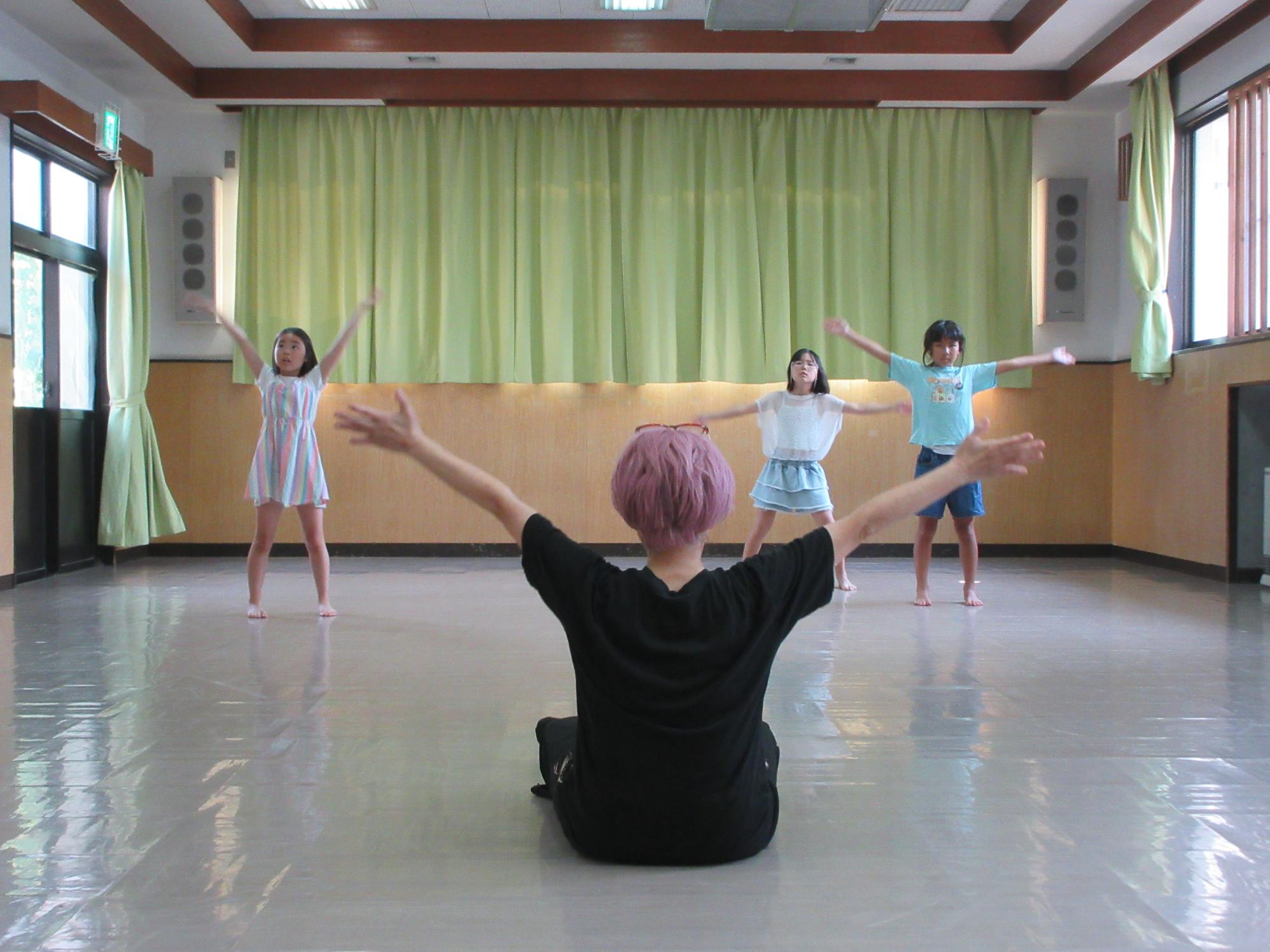 児童たちがダンスの練習をしている様子